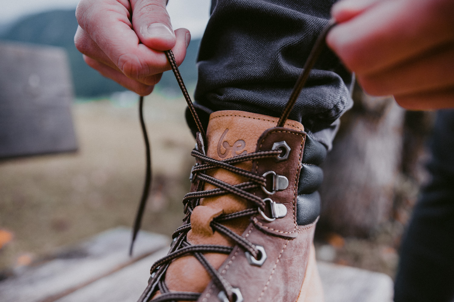 Barefoot scarpe Be Lenka Nevada Neo - Sand & Dark Brown.


.insulation-properies{display:flex}@media(max-width:991px){.insulation-properies{flex-direction:column}}﻿﻿﻿﻿﻿﻿

Stivali barefoot ideali per l'autunno e l'inverno mite.La nostra nuova suola in gomma antiscivolo offre un'eccellente protezione e aderenza durante la camminata su molte superfici.L’imbottitura alla caviglia offre calore e comfort, mentre il cinturino ti consentirà di indossarlo facilmente.I materiali utilizzati per la realizzazione di questa calzatura sono di prima qualità e vengono scelti e lavorati con precisione dai nostri abili calzolai per garantire il massimo comfort e la massima durata.L'ampia parte anteriore della scarpa consente alle dita dei piedi di muoversi liberamente, offrendo libertà di movimento e la sensazione unica delle calzature barefoot.Gli stivali Be Lenka Nevada NEO imitano perfettamente la camminata a piedi scalzi, proprio come vuole la natura.la suola antiscivolo con DeepGrip ti dà la massima stabilità e supporto
Caratteristiche delle calzature barefoot:
Ampio spazio per la punta del piedeSuola ultra-flessibileZero drop (suola piatta dal tallone alla punta)Leggerezza
Tipologia: calzatura da città