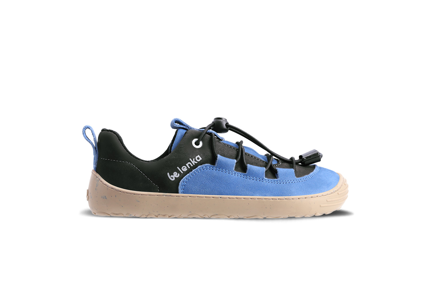 Barefoot scarpe sportive bambini Be Lenka Xplorer - Blue & Olive Black.
 Sneaker realizzate in pelle nabuk di alta qualitàla punta della scarpa è sufficientemente ampia da consentire alle dita dei piedi di muoversi naturalmente mentre ti muovila fodera è piacevole al tatto e garantisce comfort e isolamento termicola chiusura consente una regolazione ideale della fermezza sul dorso del piedela suola flessibile KidsUltraGrip con motivo a cartoni da 6 mm garantisce un contatto ottimale con il suolo (vantaggioso per lo sviluppo dei piedi dei bambini)le scarpe non sono adatte allo sport (ciclismo, monopattino e altre attività che sollecitano la suola possono causare danni meccanici)
Vantaggi delle scarpe barefoot:
suola ultra flessibileZero Drop: tallone e punta sullo stesso piano per una corretta posturaPuntale spazioso per le dita dei piediscarpa leggera
Tipo: calzatura da città