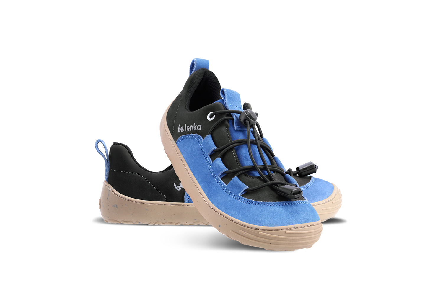 Barefoot scarpe sportive bambini Be Lenka Xplorer - Blue & Olive Black.
 Sneaker realizzate in pelle nabuk di alta qualitàla punta della scarpa è sufficientemente ampia da consentire alle dita dei piedi di muoversi naturalmente mentre ti muovila fodera è piacevole al tatto e garantisce comfort e isolamento termicola chiusura consente una regolazione ideale della fermezza sul dorso del piedela suola flessibile KidsUltraGrip con motivo a cartoni da 6 mm garantisce un contatto ottimale con il suolo (vantaggioso per lo sviluppo dei piedi dei bambini)le scarpe non sono adatte allo sport (ciclismo, monopattino e altre attività che sollecitano la suola possono causare danni meccanici)
Vantaggi delle scarpe barefoot:
suola ultra flessibileZero Drop: tallone e punta sullo stesso piano per una corretta posturaPuntale spazioso per le dita dei piediscarpa leggera
Tipo: calzatura da città