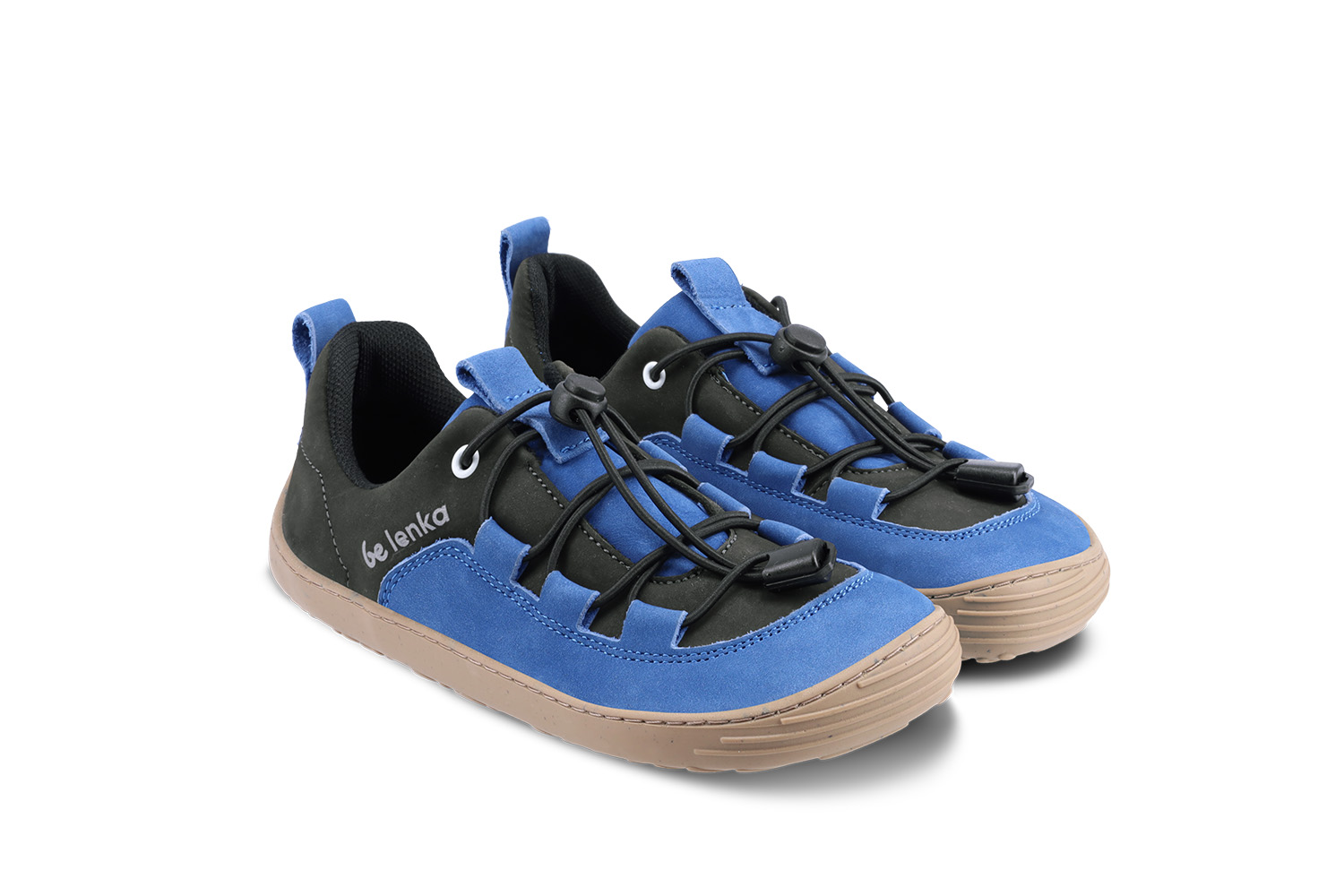 Barefoot scarpe sportive bambini Be Lenka Xplorer - Blue & Olive Black.
 Sneaker realizzate in pelle nabuk di alta qualitàla punta della scarpa è sufficientemente ampia da consentire alle dita dei piedi di muoversi naturalmente mentre ti muovila fodera è piacevole al tatto e garantisce comfort e isolamento termicola chiusura consente una regolazione ideale della fermezza sul dorso del piedela suola flessibile KidsUltraGrip con motivo a cartoni da 6 mm garantisce un contatto ottimale con il suolo (vantaggioso per lo sviluppo dei piedi dei bambini)le scarpe non sono adatte allo sport (ciclismo, monopattino e altre attività che sollecitano la suola possono causare danni meccanici)
Vantaggi delle scarpe barefoot:
suola ultra flessibileZero Drop: tallone e punta sullo stesso piano per una corretta posturaPuntale spazioso per le dita dei piediscarpa leggera
Tipo: calzatura da città