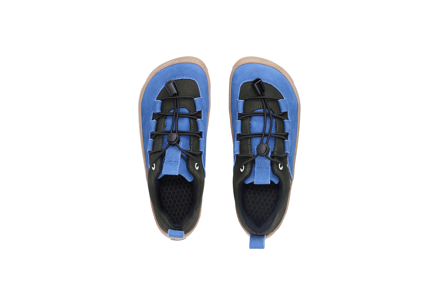 Barefoot scarpe sportive bambini Be Lenka Xplorer - Blue & Olive Black.
 Sneaker realizzate in pelle nabuk di alta qualitàla punta della scarpa è sufficientemente ampia da consentire alle dita dei piedi di muoversi naturalmente mentre ti muovila fodera è piacevole al tatto e garantisce comfort e isolamento termicola chiusura consente una regolazione ideale della fermezza sul dorso del piedela suola flessibile KidsUltraGrip con motivo a cartoni da 6 mm garantisce un contatto ottimale con il suolo (vantaggioso per lo sviluppo dei piedi dei bambini)le scarpe non sono adatte allo sport (ciclismo, monopattino e altre attività che sollecitano la suola possono causare danni meccanici)
Vantaggi delle scarpe barefoot:
suola ultra flessibileZero Drop: tallone e punta sullo stesso piano per una corretta posturaPuntale spazioso per le dita dei piediscarpa leggera
Tipo: calzatura da città