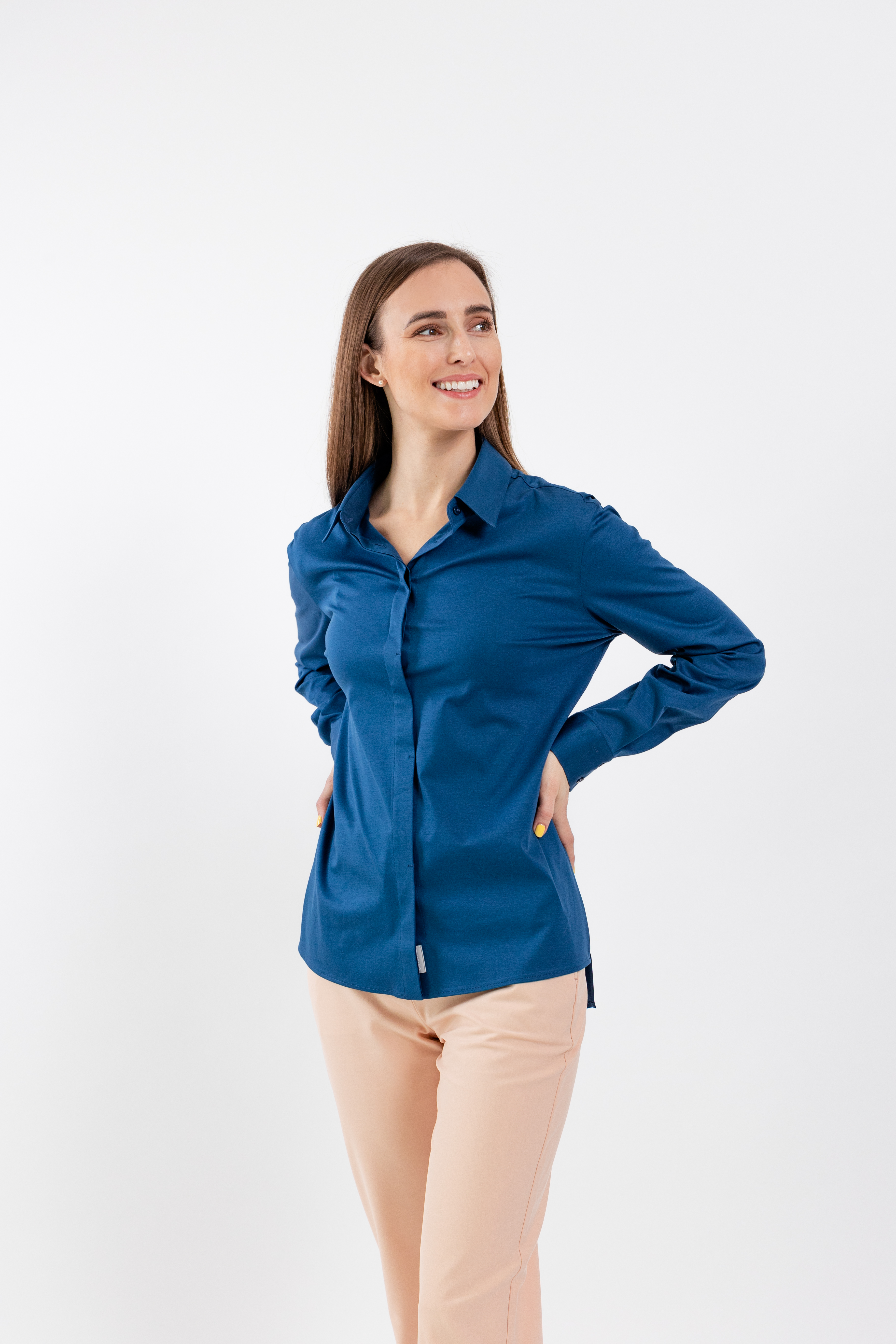 Camicia da donna Be Lenka Essentials - Navy.
100% cotone per il massimo comfortla maglia è parzialmente resistente agli odori grazie al trattamento antibattericoil materiale della maglia non perde la sua qualità anche dopo numerosi lavaggiLogo Be Lenka su tutti i bottoni e un bottone di riserva sull'etichettail capo perfetto per completare il tuo guardaroba
Caratteristiche:
trattamento superficiale antibatterico
La modella è alta 168 cm e indossa la taglia XS.