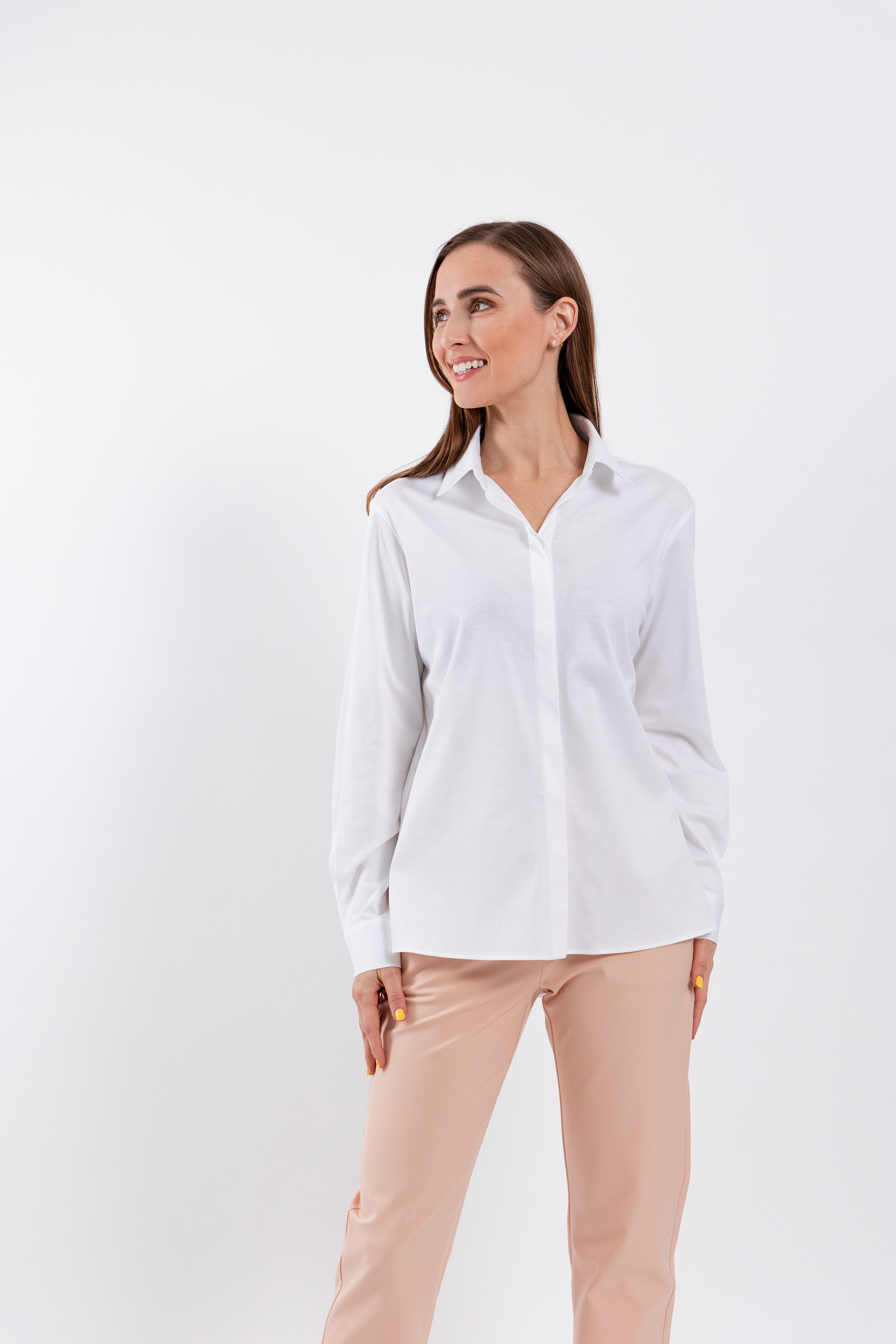 Camicia da donna Be Lenka Essentials - White.
100% cotone per il massimo comfortla maglia è parzialmente resistente agli odori grazie al trattamento antibattericoil materiale della maglia non perde la sua qualità anche dopo numerosi lavaggiLogo Be Lenka su tutti i bottoni e un bottone di riserva sull'etichettail capo perfetto per completare il tuo guardaroba
Caratteristiche:
trattamento superficiale antibatterico
La modella è alta 168 cm e indossa la taglia XS.