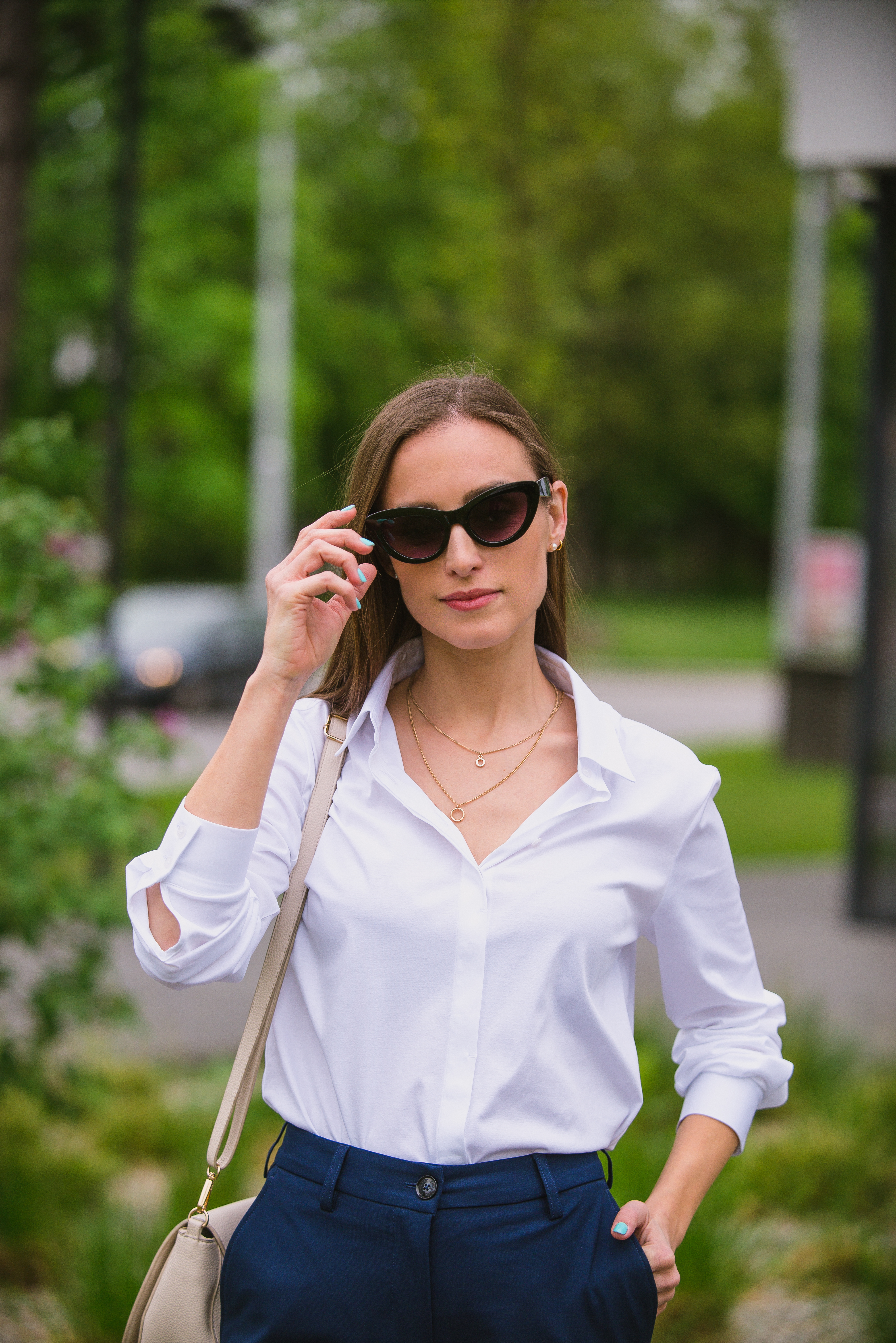 Camicia da donna Be Lenka Essentials - White.
100% cotone per il massimo comfortla maglia è parzialmente resistente agli odori grazie al trattamento antibattericoil materiale della maglia non perde la sua qualità anche dopo numerosi lavaggiLogo Be Lenka su tutti i bottoni e un bottone di riserva sull'etichettail capo perfetto per completare il tuo guardaroba
Caratteristiche:
trattamento superficiale antibatterico
La modella è alta 168 cm e indossa la taglia XS.