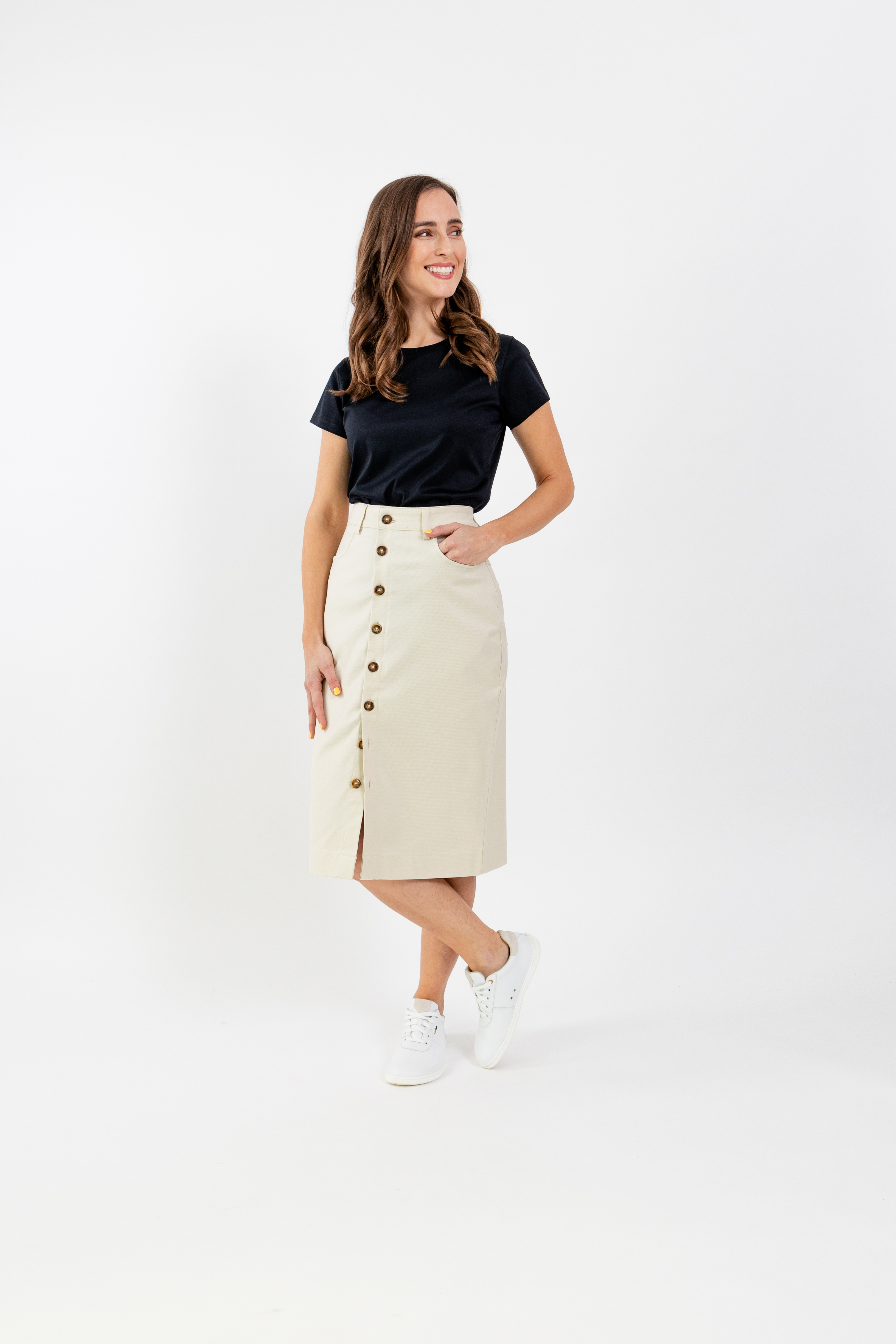 Gonna midi da donna Be Lenka Essentials - Creme.
98% cotone per il massimo comfort con un pizzico di elastan per una maggiore elasticitàil materiale della gonna non perde qualità anche dopo numerosi lavaggil'elevata percentuale di cotone garantisce traspirabilità e un migliore trasporto dell'umiditàIncisione Be Lenka su tutti i bottonicapo ideale per completare il tuo guardarobaproprietà antibatteriche
Caratteristiche:
materiale idrorepellente
La modella è alta 168 cm e indossa la taglia XS.