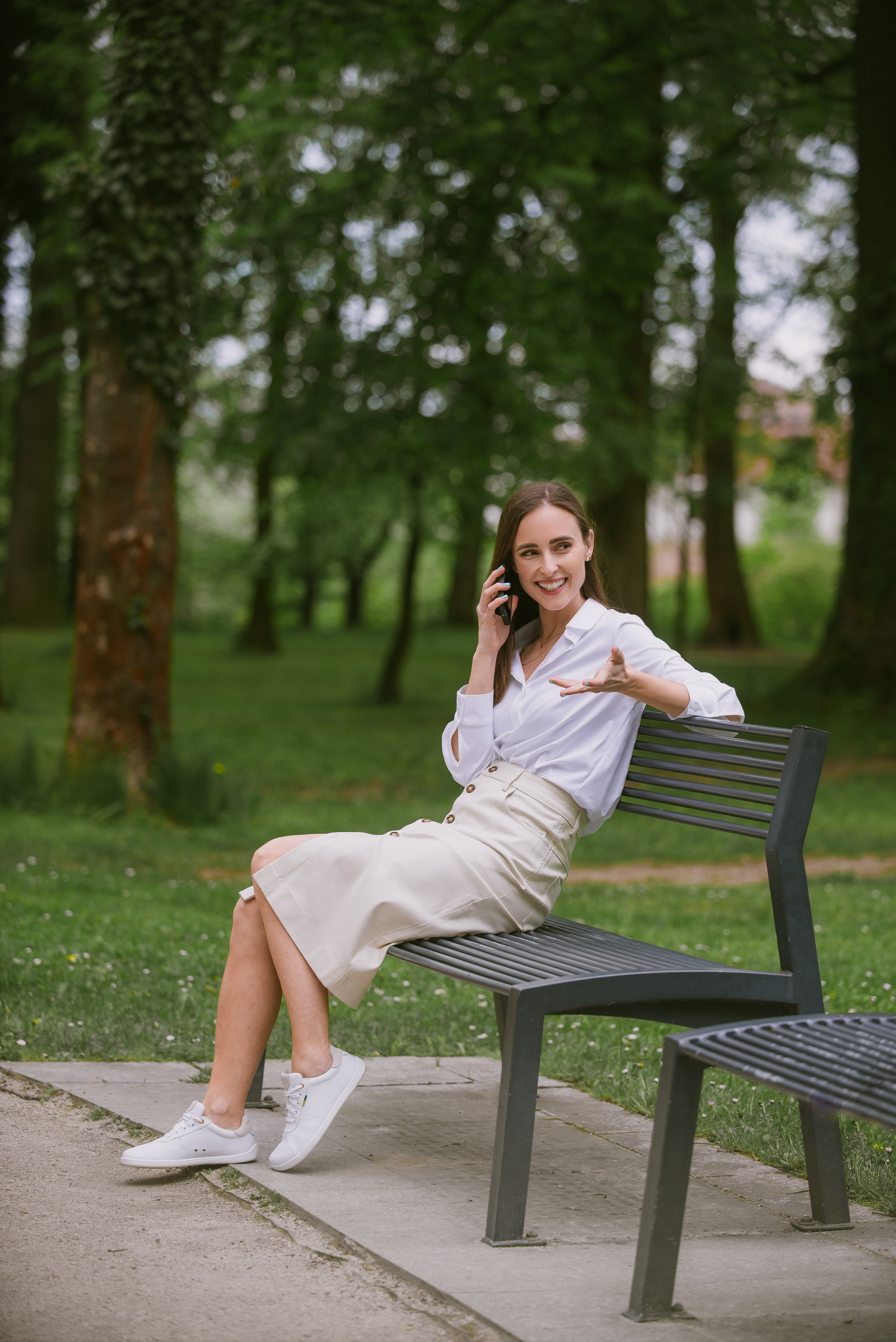 Gonna midi da donna Be Lenka Essentials - Creme.
98% cotone per il massimo comfort con un pizzico di elastan per una maggiore elasticitàil materiale della gonna non perde qualità anche dopo numerosi lavaggil'elevata percentuale di cotone garantisce traspirabilità e un migliore trasporto dell'umiditàIncisione Be Lenka su tutti i bottonicapo ideale per completare il tuo guardarobaproprietà antibatteriche
Caratteristiche:
materiale idrorepellente
La modella è alta 168 cm e indossa la taglia XS.