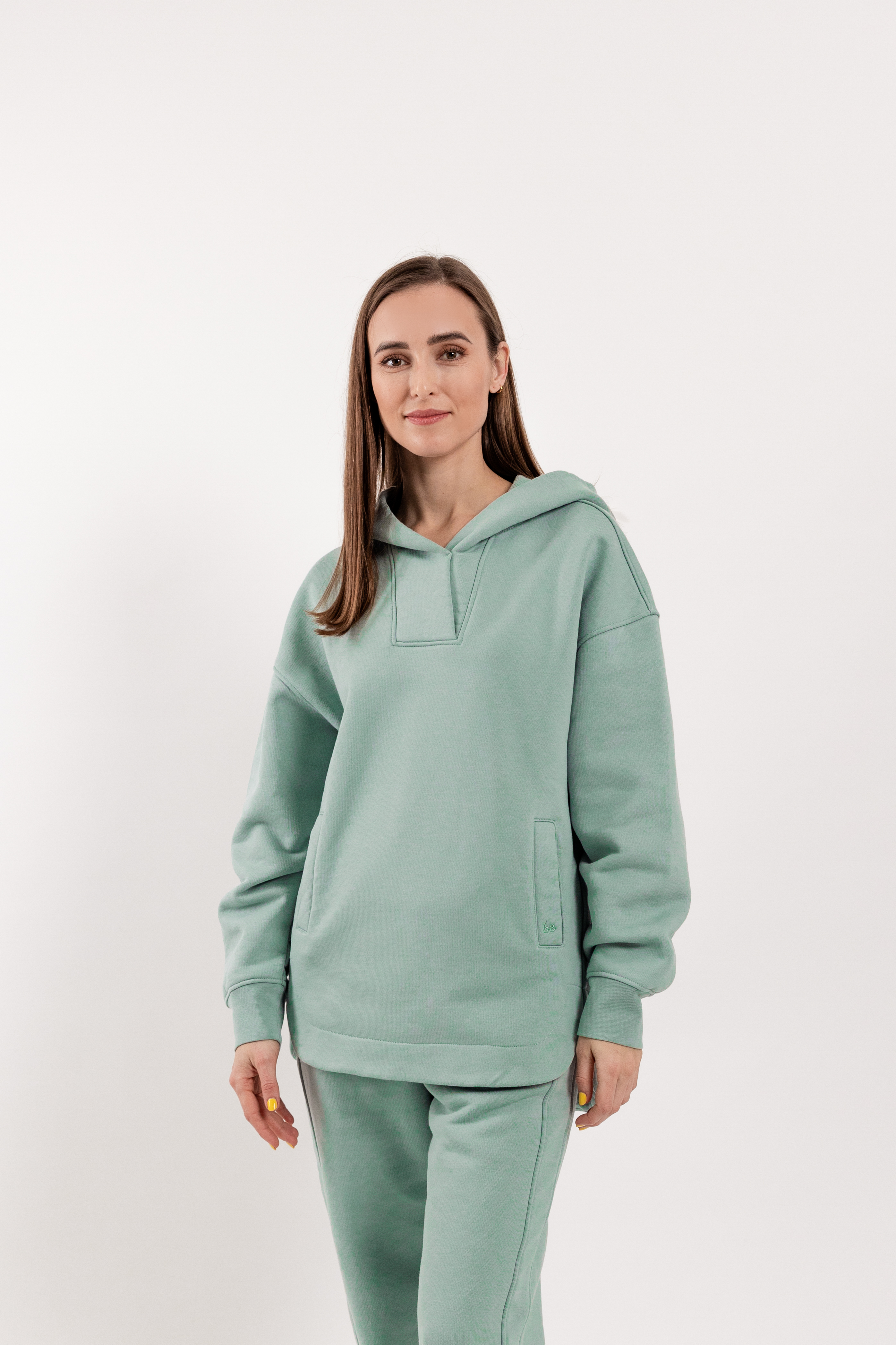 Felpa con cappuccio da donna Be Lenka Essentials - Pistachio Green.
Il 100% cotone allontana molto bene l'umiditàMateriale morbido e confortevole per l'uso quotidianoCuciture precise con attenzione ai dettaglila grammatura più alta della felpa garantisce longevità anche dopo numerosi lavaggidue tasche separate con logo Be Lenka ricamato
Caratteristiche:
trattamento superficiale antibattericoMateriale antirughemateriale idrorepellente
La modella è alta 168 cm e indossa la taglia XS.