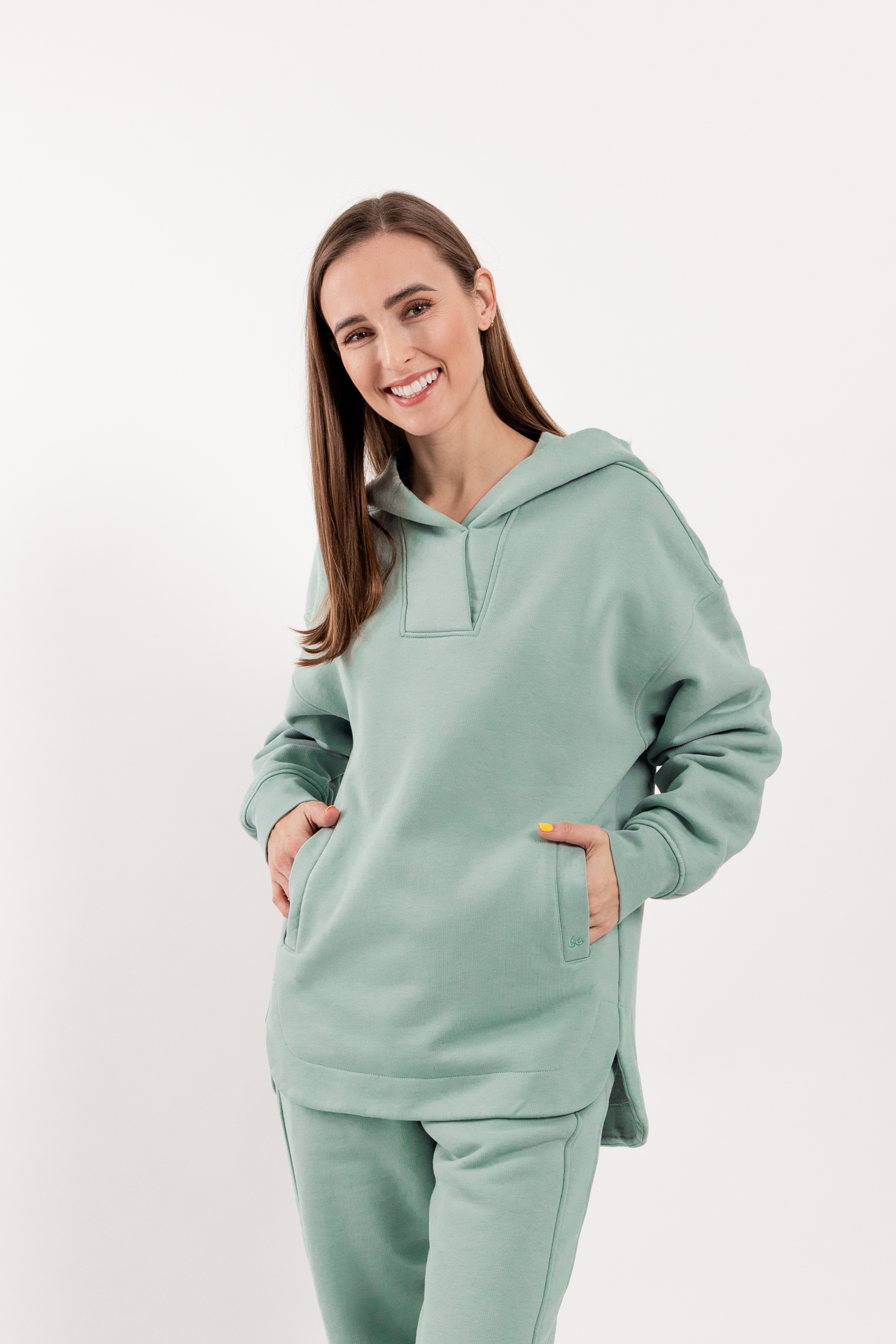 Felpa con cappuccio da donna Be Lenka Essentials - Pistachio Green.
Il 100% cotone allontana molto bene l'umiditàMateriale morbido e confortevole per l'uso quotidianoCuciture precise con attenzione ai dettaglila grammatura più alta della felpa garantisce longevità anche dopo numerosi lavaggidue tasche separate con logo Be Lenka ricamato
Caratteristiche:
trattamento superficiale antibattericoMateriale antirughemateriale idrorepellente
La modella è alta 168 cm e indossa la taglia XS.