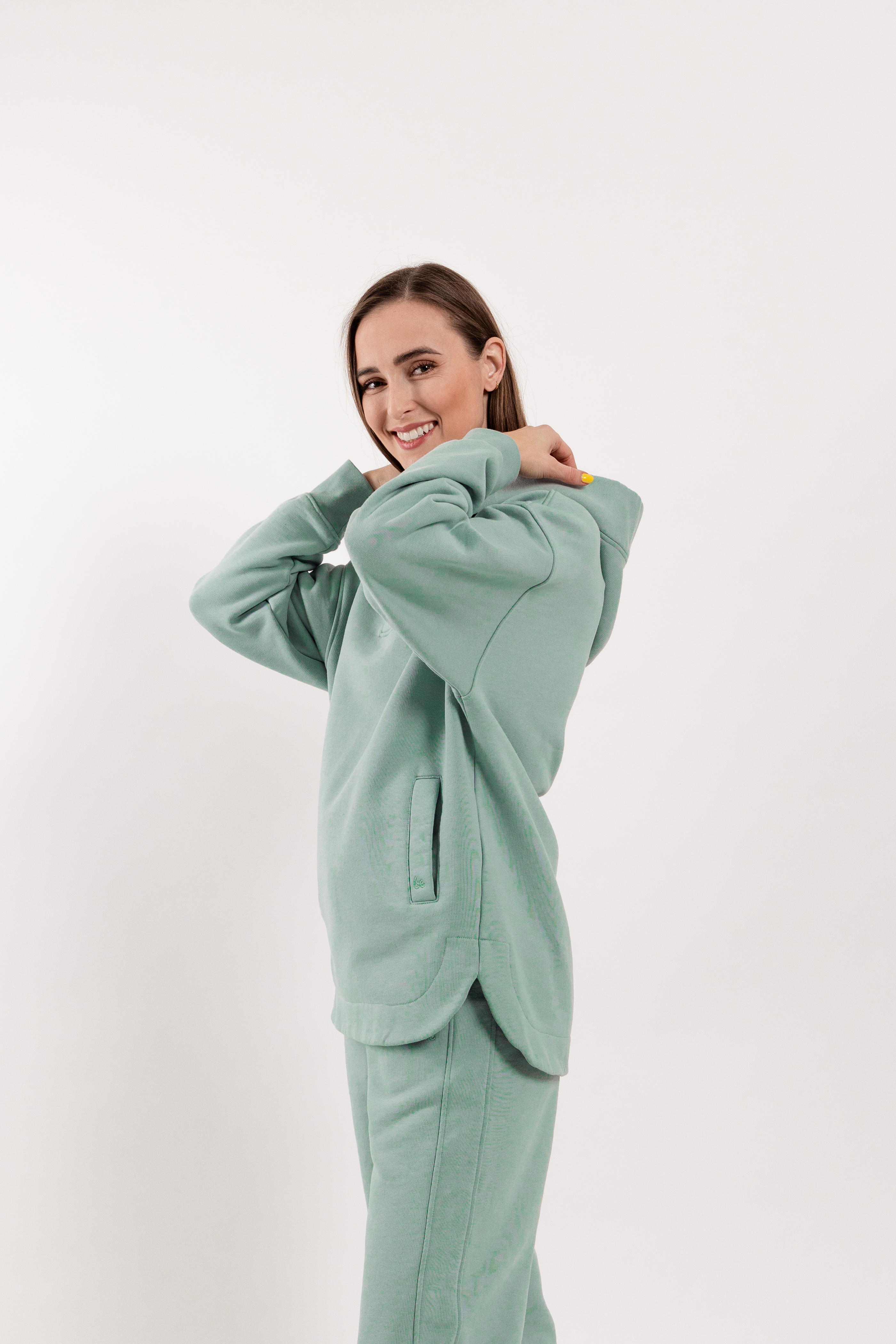 Felpa con cappuccio da donna Be Lenka Essentials - Pistachio Green.
Il 100% cotone allontana molto bene l'umiditàMateriale morbido e confortevole per l'uso quotidianoCuciture precise con attenzione ai dettaglila grammatura più alta della felpa garantisce longevità anche dopo numerosi lavaggidue tasche separate con logo Be Lenka ricamato
Caratteristiche:
trattamento superficiale antibattericoMateriale antirughemateriale idrorepellente
La modella è alta 168 cm e indossa la taglia XS.