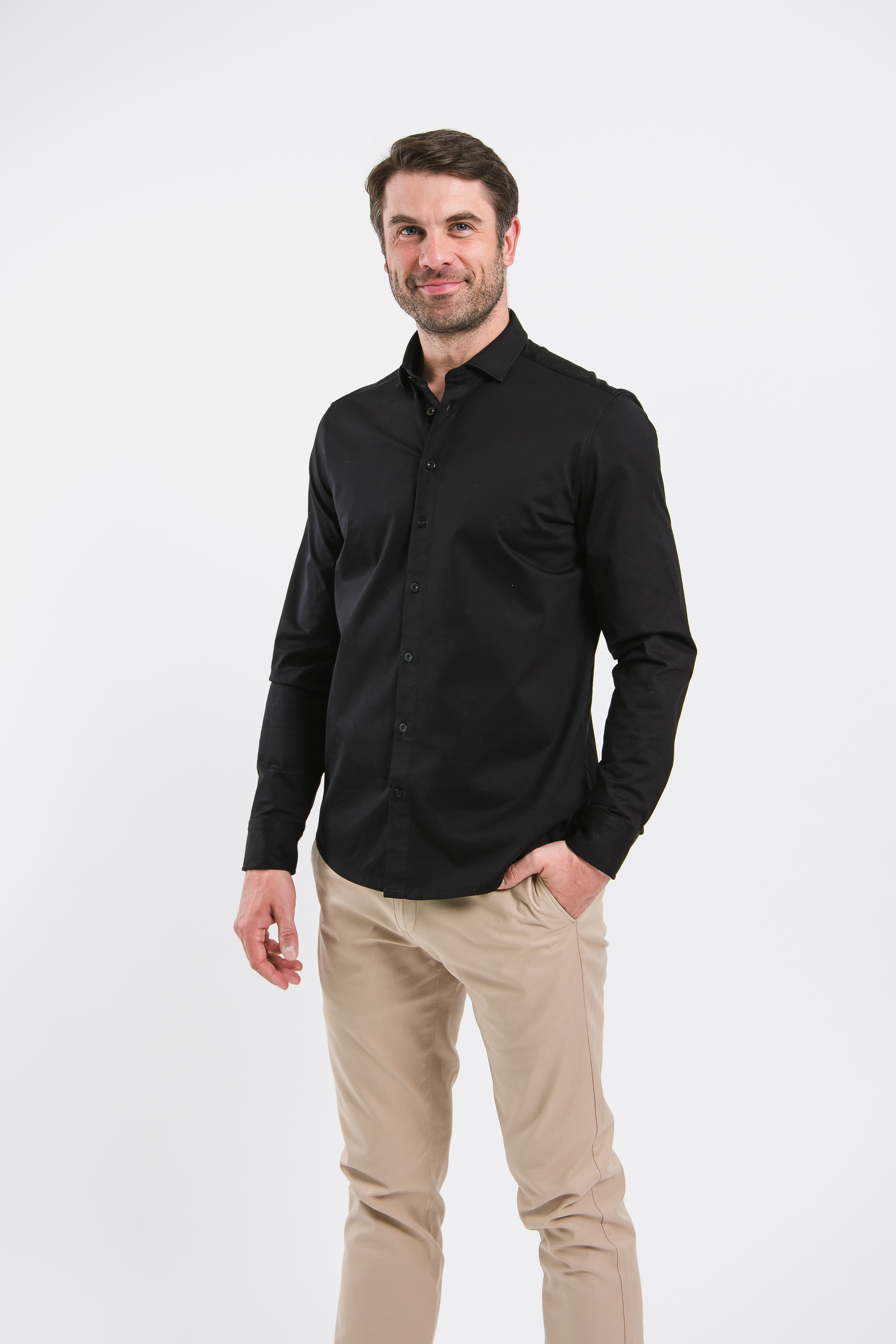 Camicia regular da uomo Be Lenka Essentials - Jet Black.
96% cotone per il massimo comfort con elastan per una maggiore elasticitàLa maglietta non è trasparente e, rispetto all'abbigliamento convenzionale, è resistente agli odori e alle macchieil materiale della camicia non perde la sua qualità anche dopo numerosi lavaggiIncisione Be Lenka su tutti i bottoni e un bottone di riserva sull'etichettacapo ideale per completare il tuo guardaroba capsuleproprietà antibatteriche
Caratteristiche:
trattamento superficiale antibattericoMateriale antirughemateriale idrorepellente
Il modello è alto 190 cm e indossa una taglia L.