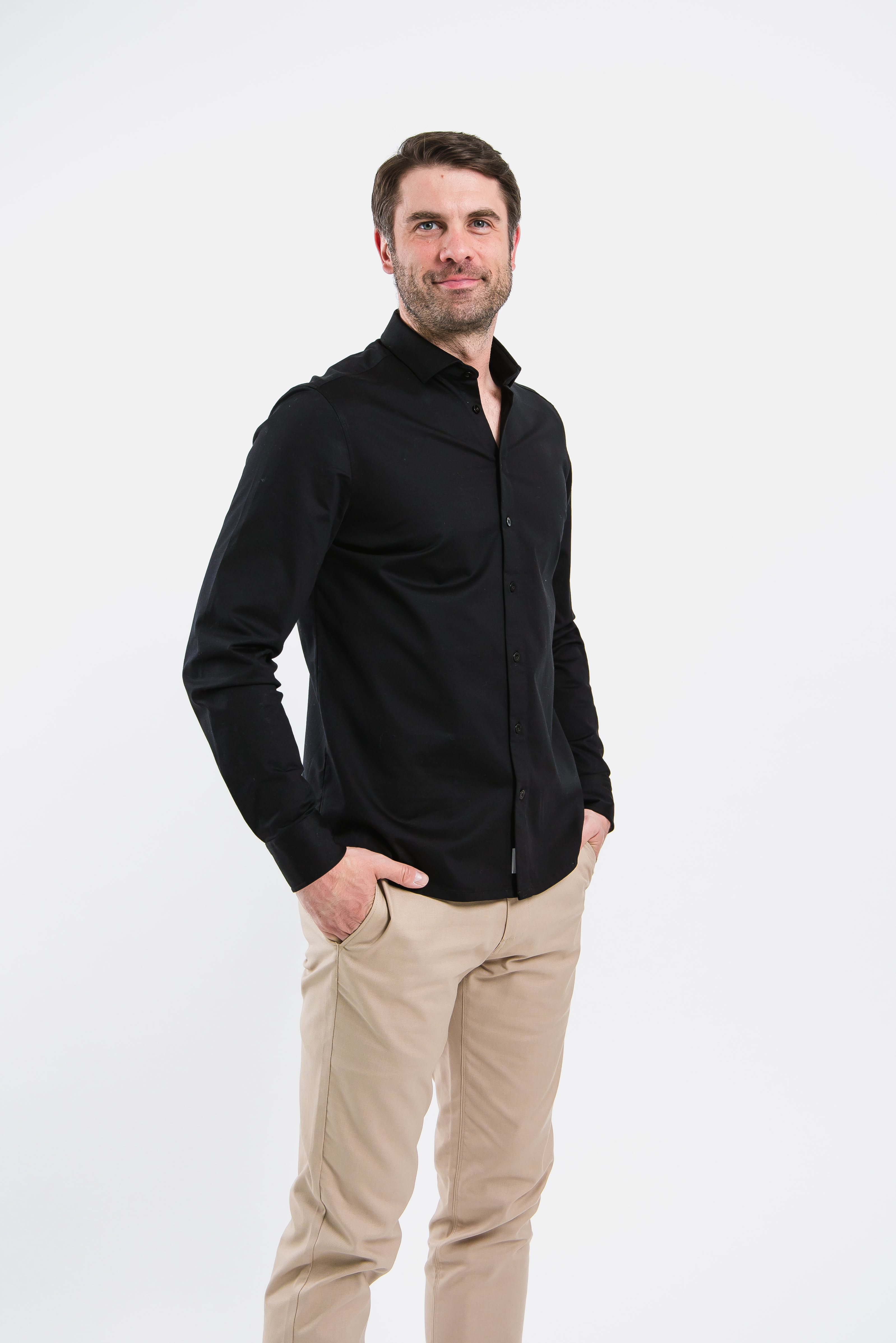 Camicia regular da uomo Be Lenka Essentials - Jet Black.
96% cotone per il massimo comfort con elastan per una maggiore elasticitàLa maglietta non è trasparente e, rispetto all'abbigliamento convenzionale, è resistente agli odori e alle macchieil materiale della camicia non perde la sua qualità anche dopo numerosi lavaggiIncisione Be Lenka su tutti i bottoni e un bottone di riserva sull'etichettacapo ideale per completare il tuo guardaroba capsuleproprietà antibatteriche
Caratteristiche:
trattamento superficiale antibattericoMateriale antirughemateriale idrorepellente
Il modello è alto 190 cm e indossa una taglia L.