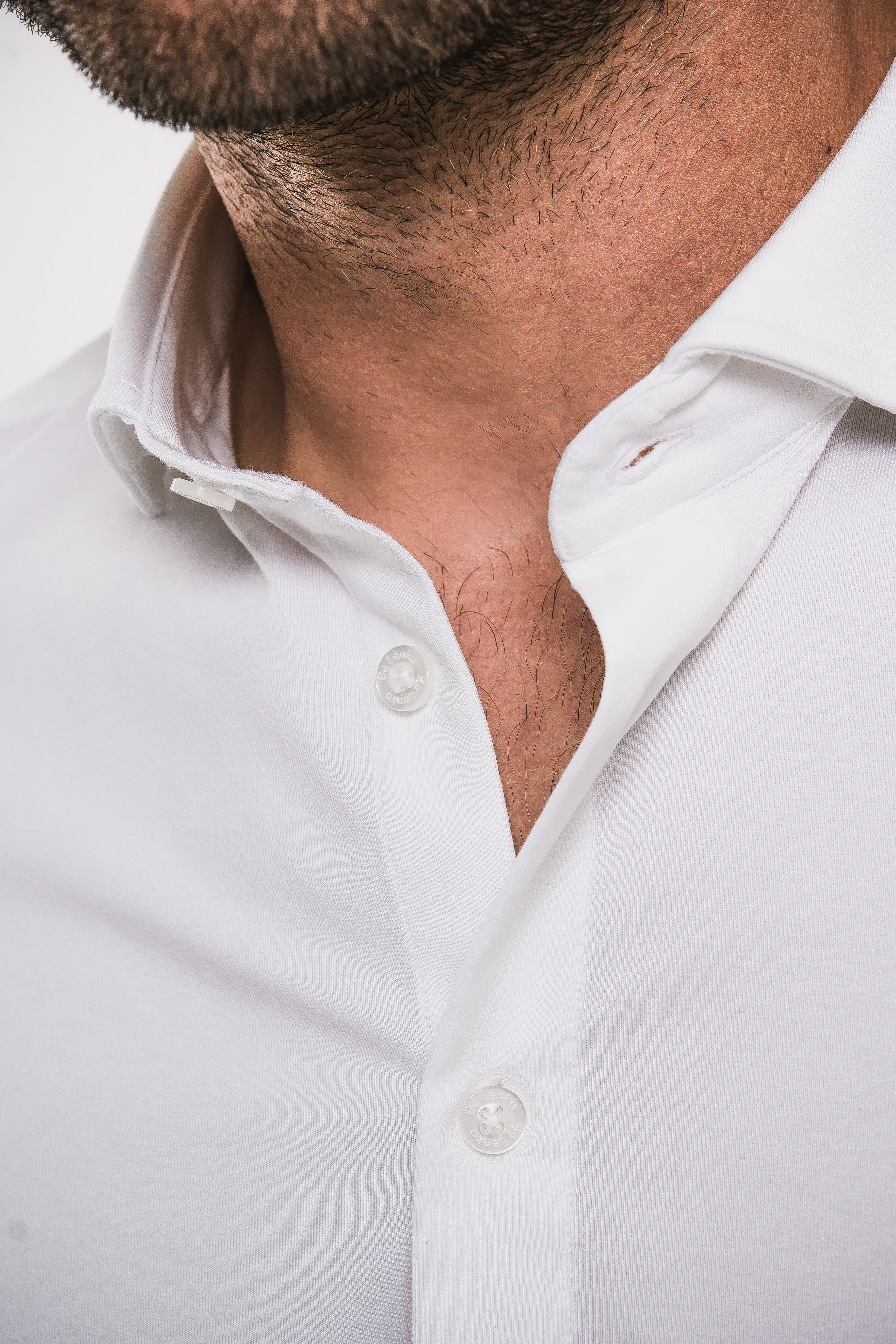 Camicia regular da uomo Be Lenka Essentials - White.
96% cotone per il massimo comfort con elastan per una maggiore elasticitàLa maglietta non è trasparente e, rispetto all'abbigliamento convenzionale, è resistente agli odori e alle macchieil materiale della camicia non perde la sua qualità anche dopo numerosi lavaggiIncisione Be Lenka su tutti i bottoni e un bottone di riserva sull'etichettacapo ideale per completare il tuo guardaroba capsuleproprietà antibatteriche
Caratteristiche:
trattamento superficiale antibattericoMateriale antirughemateriale idrorepellente
Il modello è alto 190 cm e indossa una taglia L.