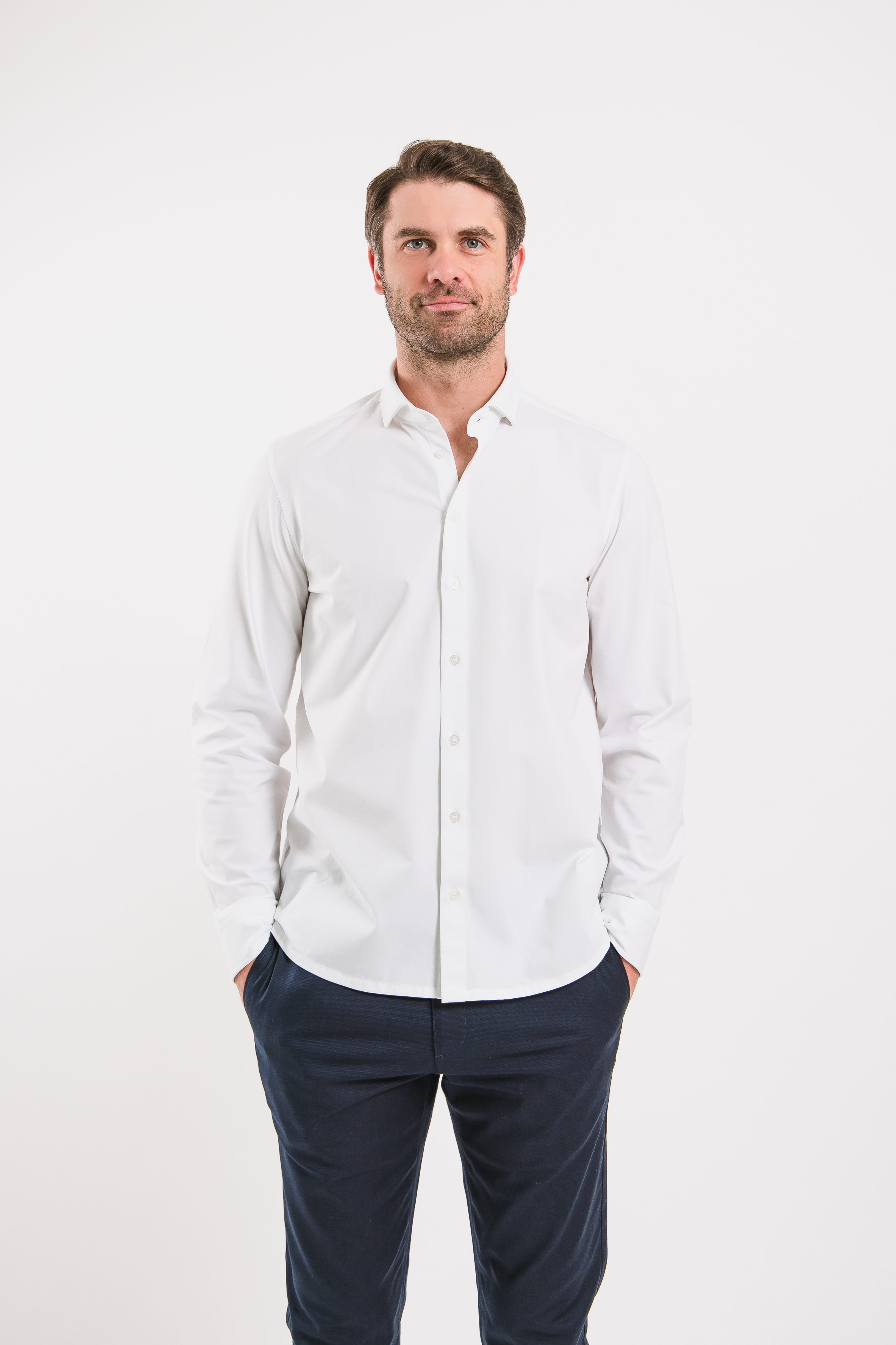 Camicia regular da uomo Be Lenka Essentials - White.
96% cotone per il massimo comfort con elastan per una maggiore elasticitàLa maglietta non è trasparente e, rispetto all'abbigliamento convenzionale, è resistente agli odori e alle macchieil materiale della camicia non perde la sua qualità anche dopo numerosi lavaggiIncisione Be Lenka su tutti i bottoni e un bottone di riserva sull'etichettacapo ideale per completare il tuo guardaroba capsuleproprietà antibatteriche
Caratteristiche:
trattamento superficiale antibattericoMateriale antirughemateriale idrorepellente
Il modello è alto 190 cm e indossa una taglia L.