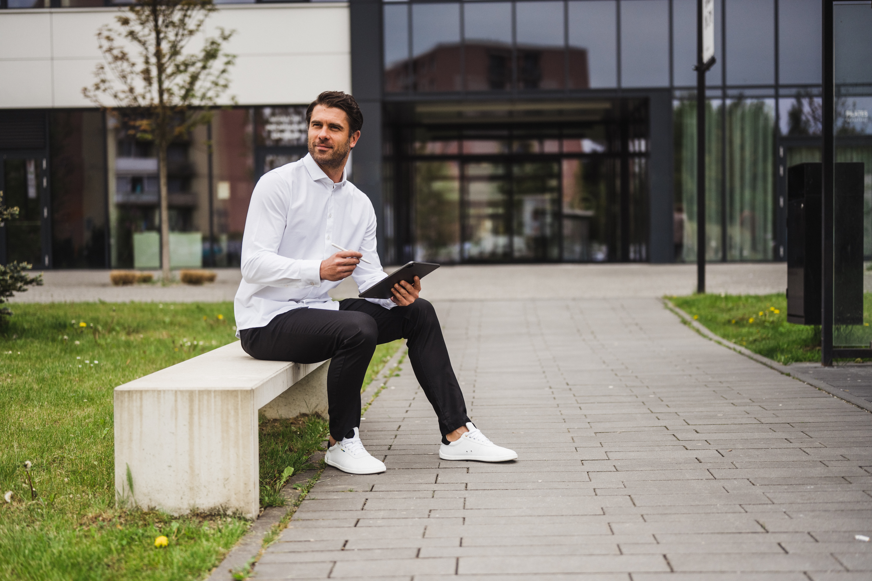 Camicia regular da uomo Be Lenka Essentials - White.
96% cotone per il massimo comfort con elastan per una maggiore elasticitàLa maglietta non è trasparente e, rispetto all'abbigliamento convenzionale, è resistente agli odori e alle macchieil materiale della camicia non perde la sua qualità anche dopo numerosi lavaggiIncisione Be Lenka su tutti i bottoni e un bottone di riserva sull'etichettacapo ideale per completare il tuo guardaroba capsuleproprietà antibatteriche
Caratteristiche:
trattamento superficiale antibattericoMateriale antirughemateriale idrorepellente
Il modello è alto 190 cm e indossa una taglia L.