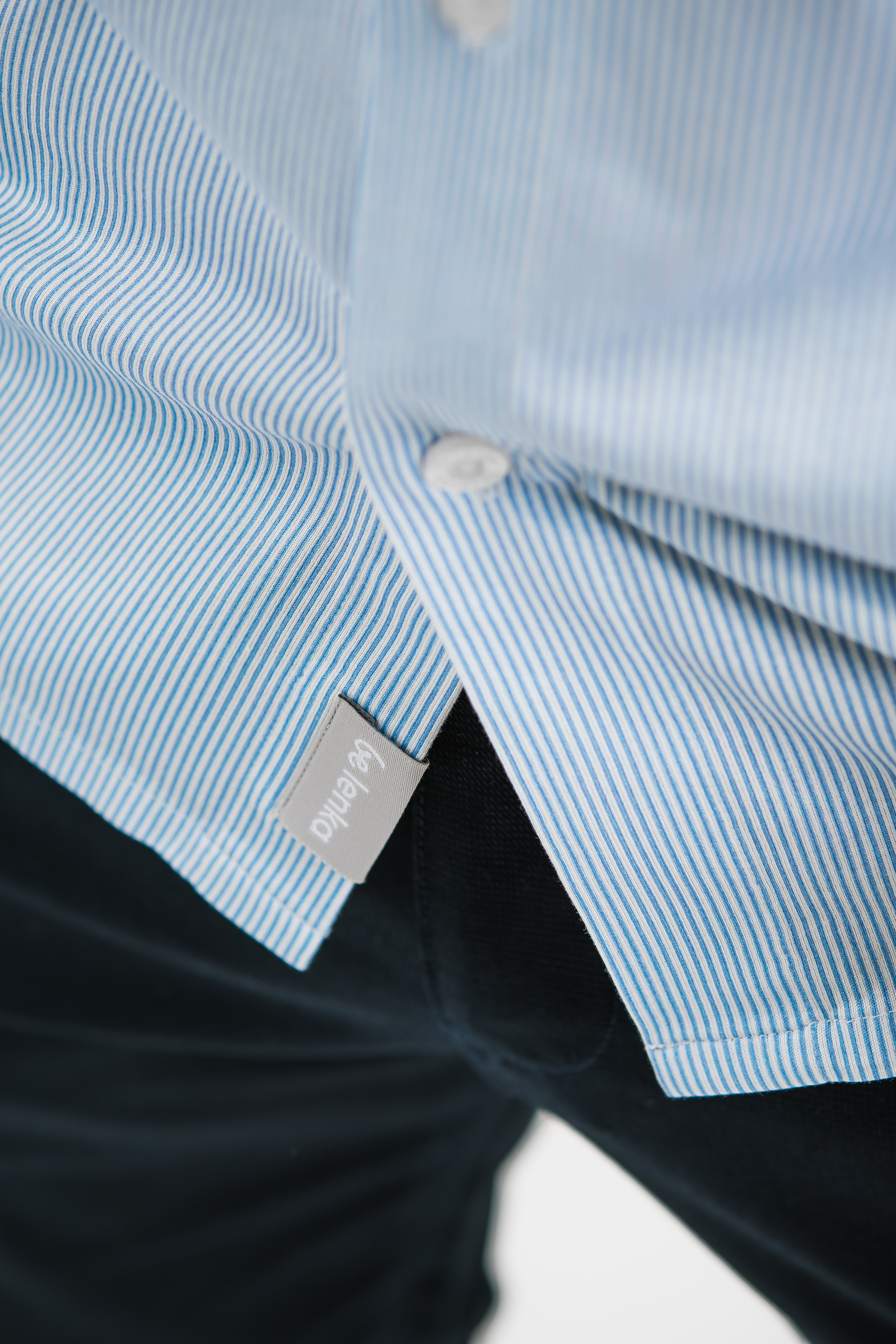 Camicia slim da uomo Be Lenka Essentials - Blue and White.
96% cotone per il massimo comfort con elastan per una maggiore elasticitàLa maglietta non è trasparente e, rispetto all'abbigliamento convenzionale, è resistente agli odori e alle macchieil materiale della camicia non perde la sua qualità anche dopo numerosi lavaggiIncisione Be Lenka su tutti i bottoni e un bottone di riserva sull'etichettacapo ideale per completare il tuo guardarobaproprietà antibatteriche
Caratteristiche:
trattamento superficiale antibattericoMateriale antirughemateriale idrorepellente
Il modello è alto 190 cm e indossa una taglia L.