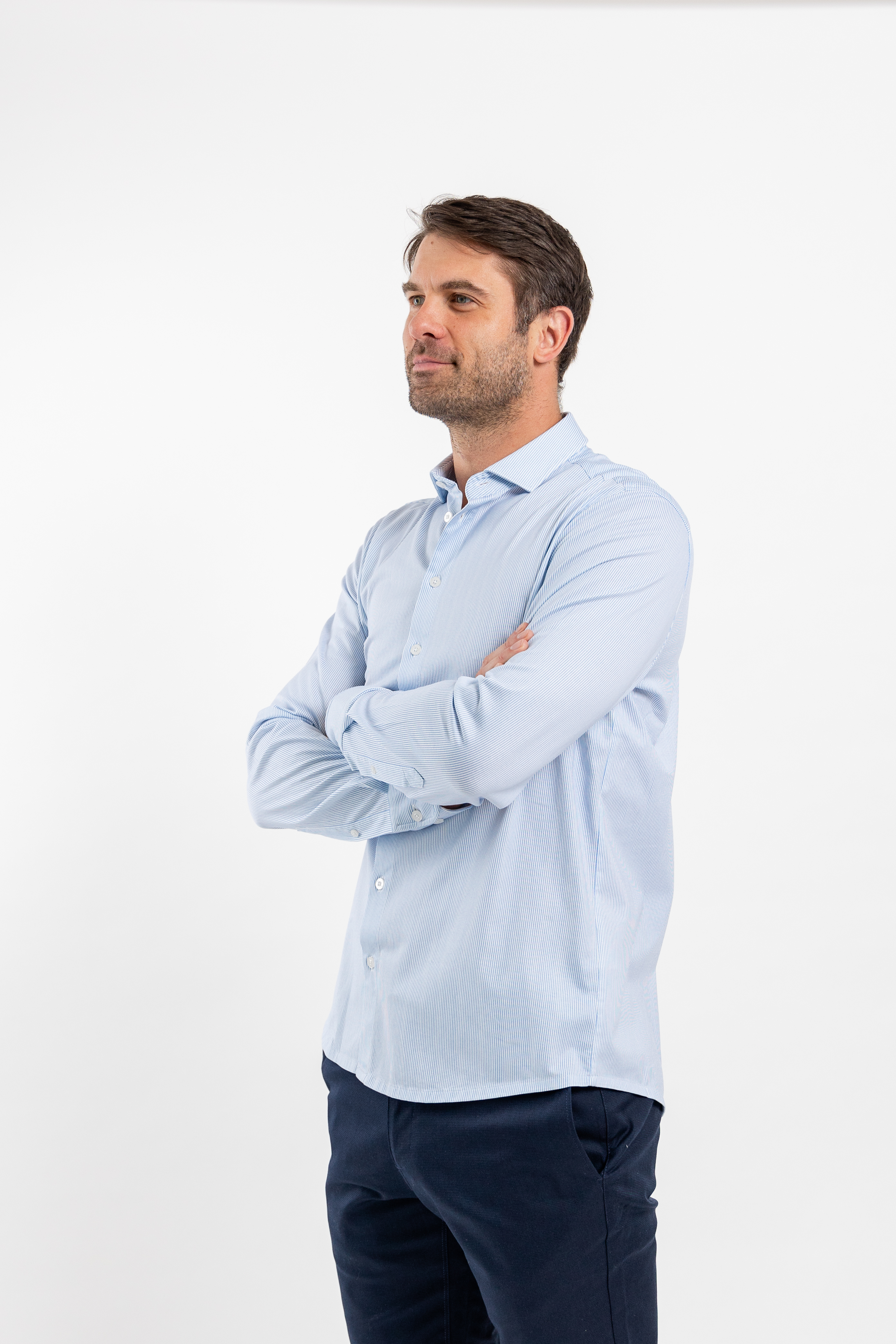 Camicia slim da uomo Be Lenka Essentials - Blue and White.
96% cotone per il massimo comfort con elastan per una maggiore elasticitàLa maglietta non è trasparente e, rispetto all'abbigliamento convenzionale, è resistente agli odori e alle macchieil materiale della camicia non perde la sua qualità anche dopo numerosi lavaggiIncisione Be Lenka su tutti i bottoni e un bottone di riserva sull'etichettacapo ideale per completare il tuo guardarobaproprietà antibatteriche
Caratteristiche:
trattamento superficiale antibattericoMateriale antirughemateriale idrorepellente
Il modello è alto 190 cm e indossa una taglia L.