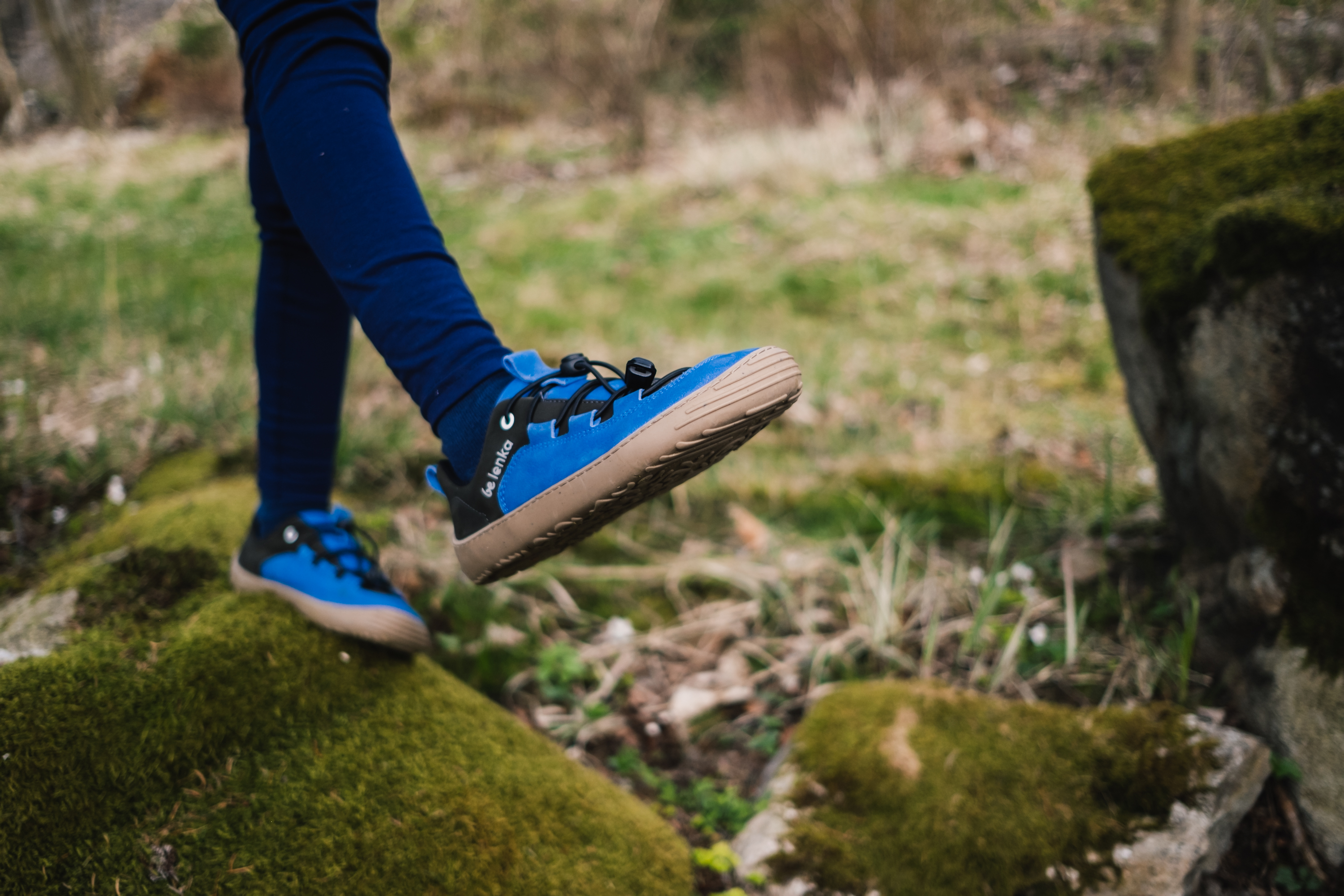 Barefoot scarpe sportive bambini Be Lenka Xplorer - Blue & Olive Black.
 Sneaker realizzate in pelle nabuk di alta qualitàla punta della scarpa è sufficientemente ampia da consentire alle dita dei piedi di muoversi naturalmente mentre ti muovila fodera è piacevole al tatto e garantisce comfort e isolamento termicola chiusura consente una regolazione ideale della fermezza sul dorso del piedela suola flessibile KidsUltraGrip con motivo a cartoni da 6 mm garantisce un contatto ottimale con il suolo (vantaggioso per lo sviluppo dei piedi dei bambini)le scarpe non sono adatte allo sport (ciclismo, monopattino e altre attività che sollecitano la suola possono causare danni meccanici)
Vantaggi delle scarpe barefoot:
suola ultra flessibileZero Drop: tallone e punta sullo stesso piano per una corretta posturaPuntale spazioso per le dita dei piediscarpa leggera
Tipo: calzatura da città