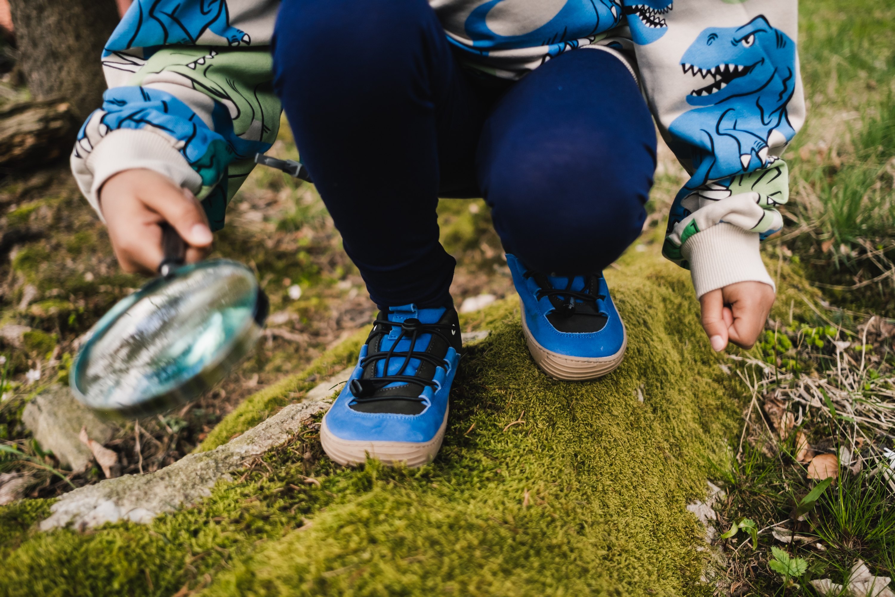 Barefoot scarpe sportive bambini Be Lenka Xplorer - Blue & Olive Black.
 Sneaker realizzate in pelle nabuk di alta qualitàla punta della scarpa è sufficientemente ampia da consentire alle dita dei piedi di muoversi naturalmente mentre ti muovila fodera è piacevole al tatto e garantisce comfort e isolamento termicola chiusura consente una regolazione ideale della fermezza sul dorso del piedela suola flessibile KidsUltraGrip con motivo a cartoni da 6 mm garantisce un contatto ottimale con il suolo (vantaggioso per lo sviluppo dei piedi dei bambini)le scarpe non sono adatte allo sport (ciclismo, monopattino e altre attività che sollecitano la suola possono causare danni meccanici)
Vantaggi delle scarpe barefoot:
suola ultra flessibileZero Drop: tallone e punta sullo stesso piano per una corretta posturaPuntale spazioso per le dita dei piediscarpa leggera
Tipo: calzatura da città