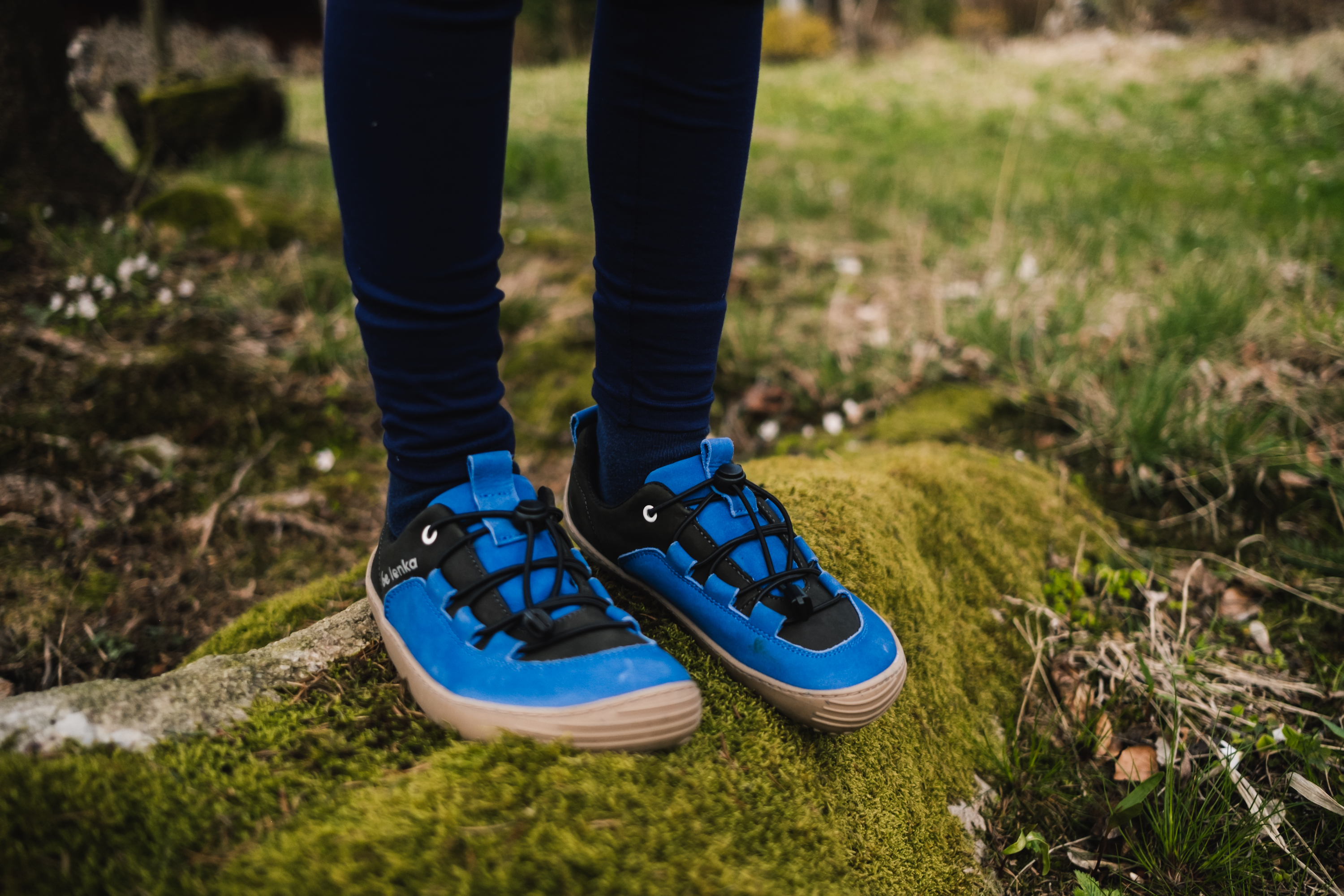 Barefoot scarpe sportive bambini Be Lenka Xplorer - Blue & Olive Black.
 Sneaker realizzate in pelle nabuk di alta qualitàla punta della scarpa è sufficientemente ampia da consentire alle dita dei piedi di muoversi naturalmente mentre ti muovila fodera è piacevole al tatto e garantisce comfort e isolamento termicola chiusura consente una regolazione ideale della fermezza sul dorso del piedela suola flessibile KidsUltraGrip con motivo a cartoni da 6 mm garantisce un contatto ottimale con il suolo (vantaggioso per lo sviluppo dei piedi dei bambini)le scarpe non sono adatte allo sport (ciclismo, monopattino e altre attività che sollecitano la suola possono causare danni meccanici)
Vantaggi delle scarpe barefoot:
suola ultra flessibileZero Drop: tallone e punta sullo stesso piano per una corretta posturaPuntale spazioso per le dita dei piediscarpa leggera
Tipo: calzatura da città