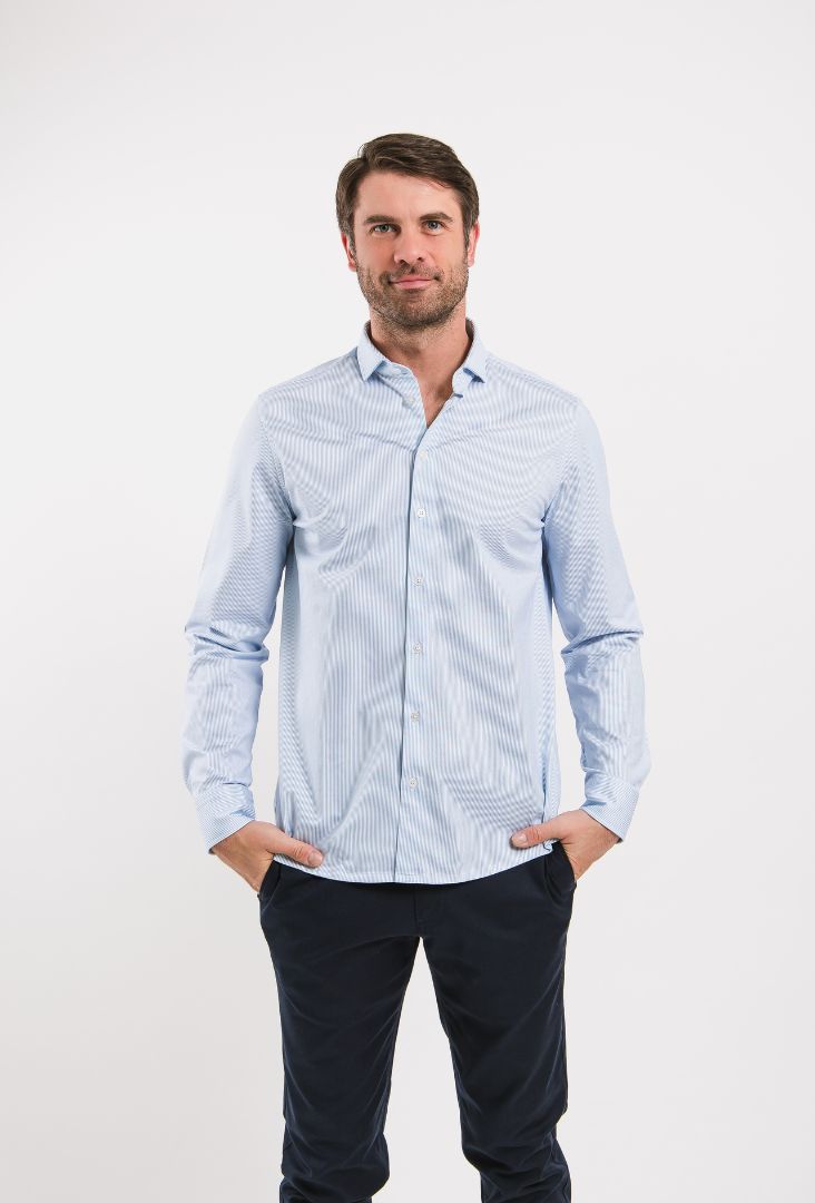 Camicia regular da uomo Be Lenka Essentials - Blue and White.
96% cotone per il massimo comfort con elastan per una maggiore elasticitàLa maglietta non è trasparente e, rispetto all'abbigliamento convenzionale, è resistente agli odori e alle macchieil materiale della camicia non perde la sua qualità anche dopo numerosi lavaggiIncisione Be Lenka su tutti i bottoni e un bottone di riserva sull'etichettacapo ideale per completare il tuo guardaroba capsuleproprietà antibatteriche
Caratteristiche:
trattamento superficiale antibattericoMateriale antirughemateriale idrorepellente
Il modello è alto 190 cm e indossa una taglia L.