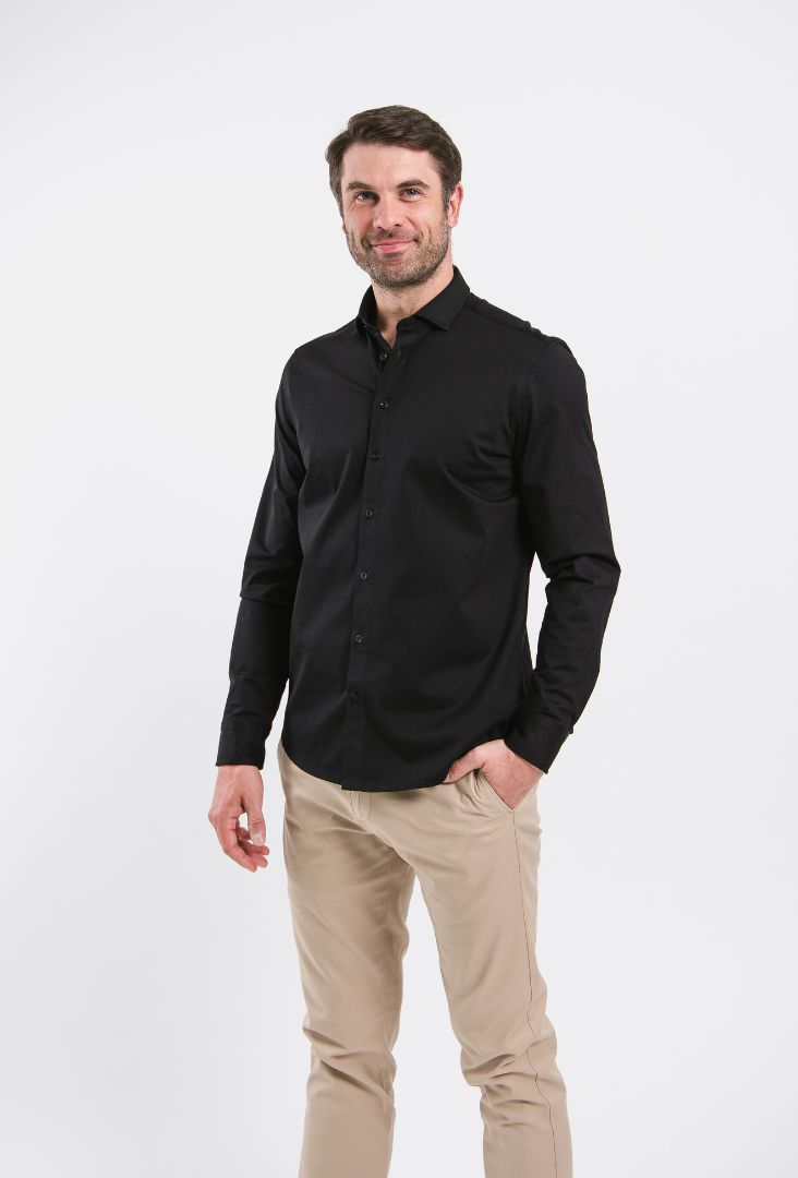 Camicia regular da uomo Be Lenka Essentials - Jet Black.
96% cotone per il massimo comfort con elastan per una maggiore elasticitàLa maglietta non è trasparente e, rispetto all'abbigliamento convenzionale, è resistente agli odori e alle macchieil materiale della camicia non perde la sua qualità anche dopo numerosi lavaggiIncisione Be Lenka su tutti i bottoni e un bottone di riserva sull'etichettacapo ideale per completare il tuo guardaroba capsuleproprietà antibatteriche
Caratteristiche:
trattamento superficiale antibattericoMateriale antirughemateriale idrorepellente
Il modello è alto 190 cm e indossa una taglia L.