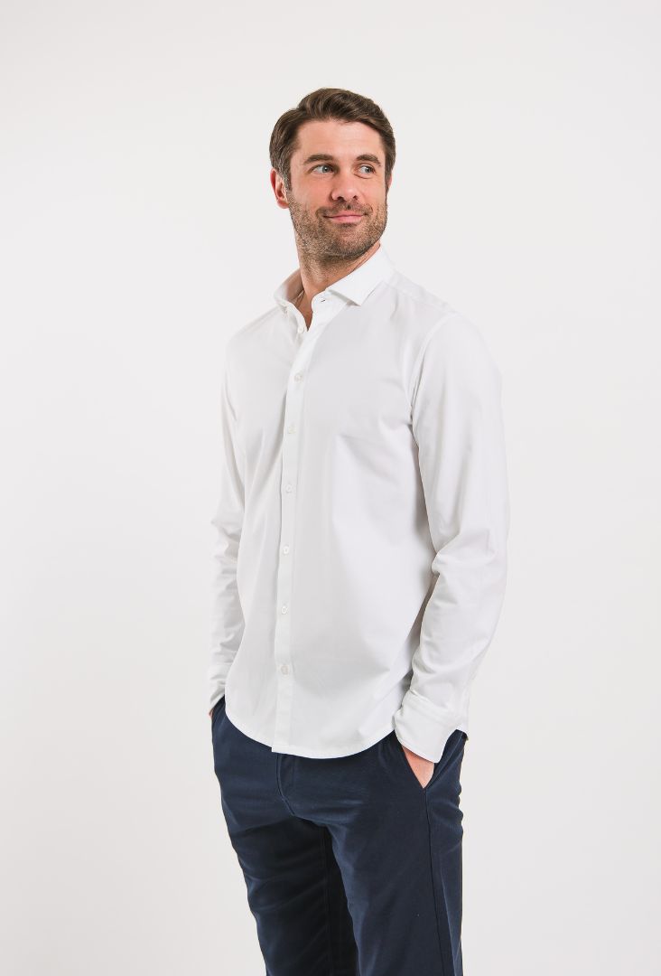 Camicia regular da uomo Be Lenka Essentials - White.
96% cotone per il massimo comfort con elastan per una maggiore elasticitàLa maglietta non è trasparente e, rispetto all'abbigliamento convenzionale, è resistente agli odori e alle macchieil materiale della camicia non perde la sua qualità anche dopo numerosi lavaggiIncisione Be Lenka su tutti i bottoni e un bottone di riserva sull'etichettacapo ideale per completare il tuo guardaroba capsuleproprietà antibatteriche
Caratteristiche:
trattamento superficiale antibattericoMateriale antirughemateriale idrorepellente
Il modello è alto 190 cm e indossa una taglia L.