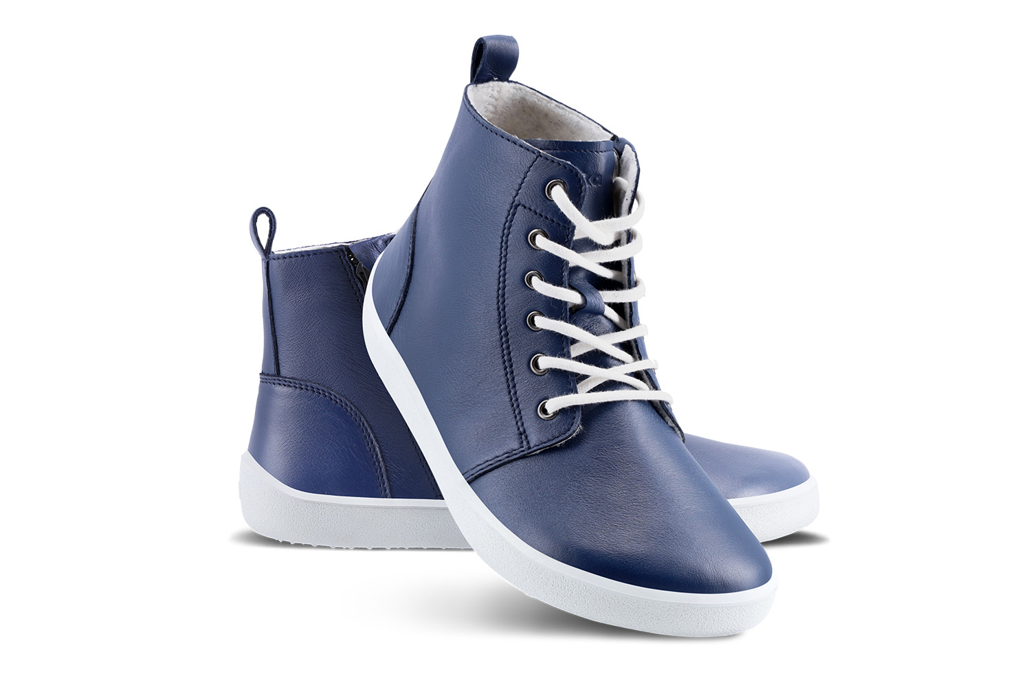 Scarpe barefoot Be Lenka Atlas - Navy Blue.
Tomaia: pelle (nappa)Fodera: pileSoletta: rimovibile (PU riciclato + pile)Suola: altro (UniGrip)Realizzato in Repubblica Ceca
.insulation-properies{display:flex}@media(max-width:991px){.insulation-properies{flex-direction:column}}﻿﻿﻿﻿﻿﻿﻿﻿﻿﻿﻿﻿

design minimalista unisex e diverse varianti di colore per le giornate soleggiate delle mezze stagionifacile da mettere e togliere con la cernierascarpe facili da abbinare realizzate in pelle di alta qualitàcomodo da indossare tutto il giornola suola UniGrip è perfetta per le tue attività urbane quotidiane
Vantaggi delle scarpe barefoot:
adattamento perfetto alla camminata barefootLa forma anatomica della scarpa offre molto spazio per le dita dei piediLa suola a inclinazione zero mantiene il tallone e la punta in linea per una postura correttaSuola stimolante spessa 4 mm (senza tacchetti) attiva le terminazioni nervose del piedei materiali flessibili garantiscono una migliore funzionalità dei muscoli e dei tendini del piedeLeggerezza della scarpa per prevenire la stanchezza dei piedi
Tipo: calzatura da città