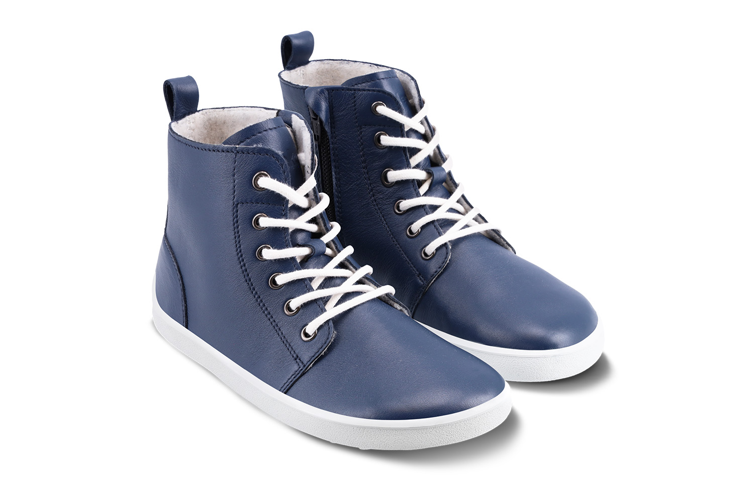 Scarpe barefoot Be Lenka Atlas - Navy Blue.
Tomaia: pelle (nappa)Fodera: pileSoletta: rimovibile (PU riciclato + pile)Suola: altro (UniGrip)Realizzato in Repubblica Ceca
.insulation-properies{display:flex}@media(max-width:991px){.insulation-properies{flex-direction:column}}﻿﻿﻿﻿﻿﻿﻿﻿﻿﻿﻿﻿

design minimalista unisex e diverse varianti di colore per le giornate soleggiate delle mezze stagionifacile da mettere e togliere con la cernierascarpe facili da abbinare realizzate in pelle di alta qualitàcomodo da indossare tutto il giornola suola UniGrip è perfetta per le tue attività urbane quotidiane
Vantaggi delle scarpe barefoot:
adattamento perfetto alla camminata barefootLa forma anatomica della scarpa offre molto spazio per le dita dei piediLa suola a inclinazione zero mantiene il tallone e la punta in linea per una postura correttaSuola stimolante spessa 4 mm (senza tacchetti) attiva le terminazioni nervose del piedei materiali flessibili garantiscono una migliore funzionalità dei muscoli e dei tendini del piedeLeggerezza della scarpa per prevenire la stanchezza dei piedi
Tipo: calzatura da città