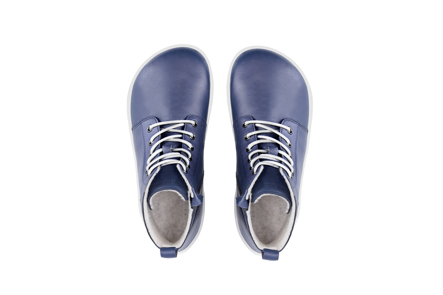 Scarpe barefoot Be Lenka Atlas - Navy Blue.
Tomaia: pelle (nappa)Fodera: pileSoletta: rimovibile (PU riciclato + pile)Suola: altro (UniGrip)Realizzato in Repubblica Ceca
.insulation-properies{display:flex}@media(max-width:991px){.insulation-properies{flex-direction:column}}﻿﻿﻿﻿﻿﻿﻿﻿﻿﻿﻿﻿

design minimalista unisex e diverse varianti di colore per le giornate soleggiate delle mezze stagionifacile da mettere e togliere con la cernierascarpe facili da abbinare realizzate in pelle di alta qualitàcomodo da indossare tutto il giornola suola UniGrip è perfetta per le tue attività urbane quotidiane
Vantaggi delle scarpe barefoot:
adattamento perfetto alla camminata barefootLa forma anatomica della scarpa offre molto spazio per le dita dei piediLa suola a inclinazione zero mantiene il tallone e la punta in linea per una postura correttaSuola stimolante spessa 4 mm (senza tacchetti) attiva le terminazioni nervose del piedei materiali flessibili garantiscono una migliore funzionalità dei muscoli e dei tendini del piedeLeggerezza della scarpa per prevenire la stanchezza dei piedi
Tipo: calzatura da città