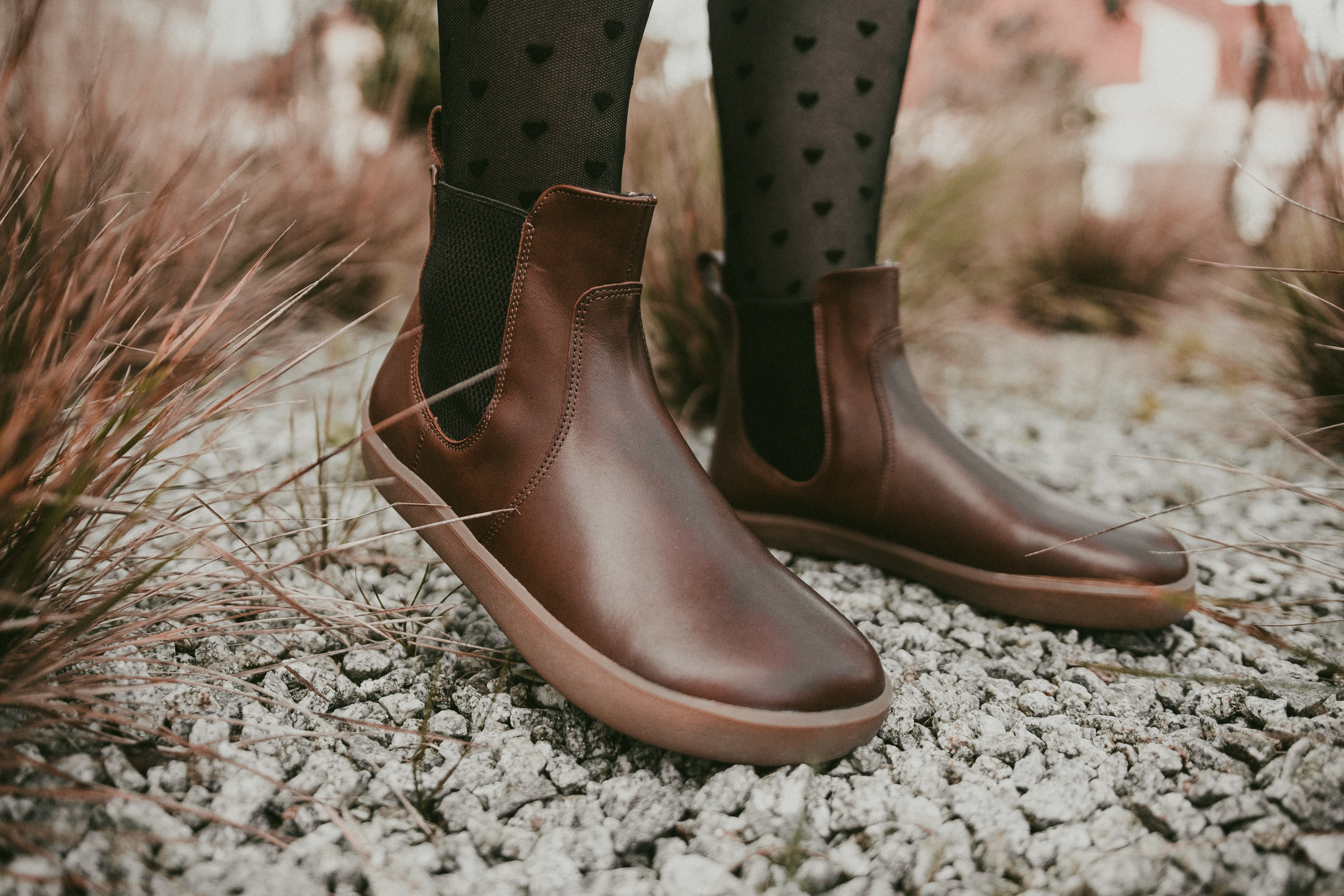 Barefoot scarpe Be Lenka Entice Neo - Dark Brown.
Tomaia: Pelle nappaFodera: PileSoletta: rimovibile, (PU riciclato + pile)Suola: UniGrip (Gomma)Realizzate a mano in Portogallo








































.insulation-properies{display:flex}@media(max-width:991px){.insulation-properies{flex-direction:column}}﻿﻿﻿﻿









































Le scarpe barefoot imitano perfettamente la camminata a piedi nudi, proprio come ideato dalla natura.
Be Lenka Entice Neo in stile Chelsea sono un elemento indispensabile per la stagione di transizione.
Design iconico con un tocco di eleganza che offre tutti i benefici della calzatura barefoot.
Fascia in tessuto elastico intrecciato posizionata all’interno e all’esterno per aggiungere un tocco di stile alle scarpe.
Materiali premium garantiscono il massimo comfort durante l’uso.

Vantaggi delle scarpe barefoot:

Suola ultra flessibile.
Zero drop: tallone e punta allineati per una postura corretta.
Punta spaziosa per le dita.
Scarpe leggere.

Tipo: scarpe da passeggio