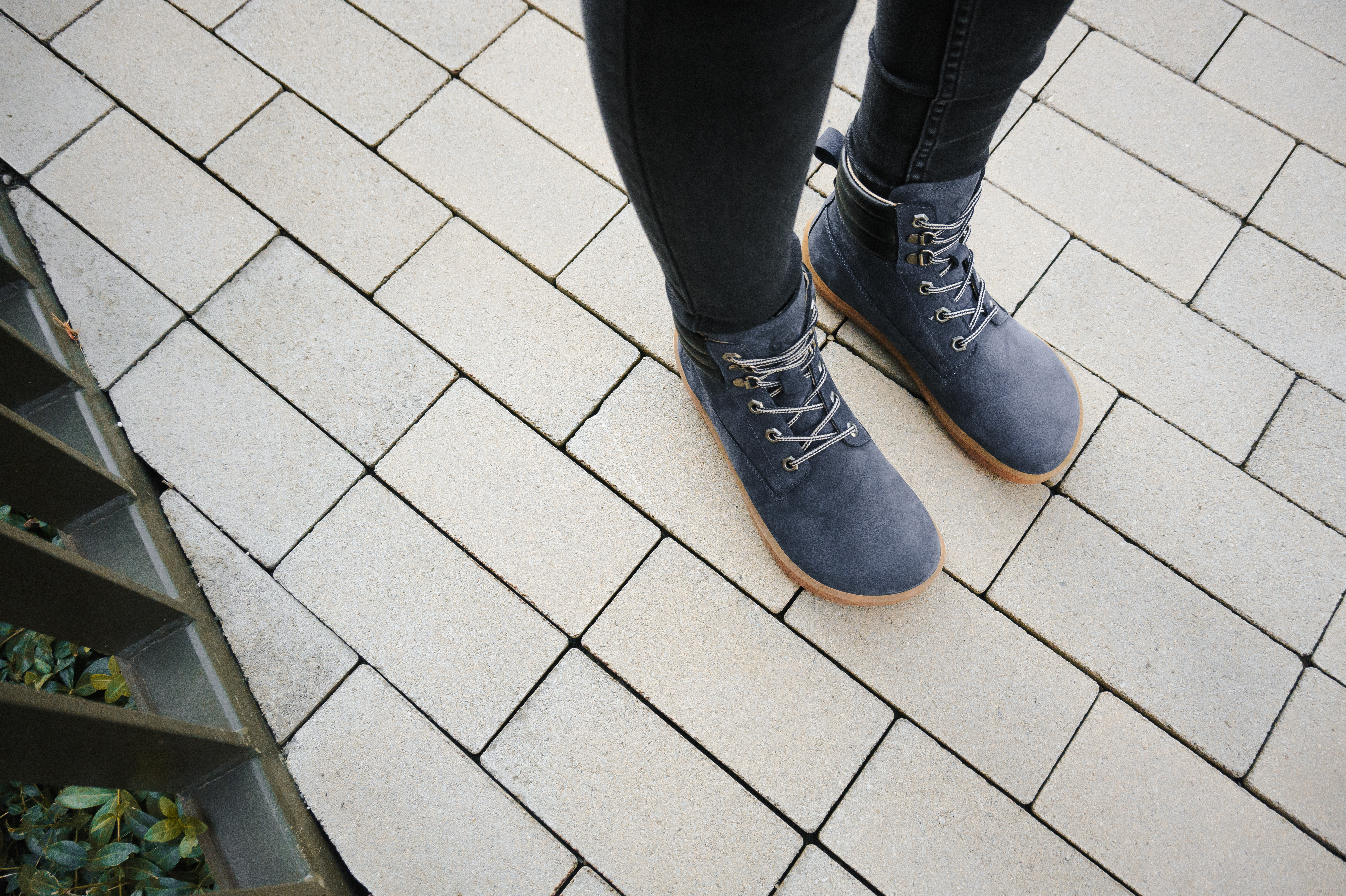 Barefoot scarpe Be Lenka Nevada Neo - Dark Blue.


.insulation-properies{display:flex}@media(max-width:991px){.insulation-properies{flex-direction:column}}﻿﻿﻿﻿﻿﻿

Stivali barefoot ideali per l'autunno e l'inverno mite.La nostra nuova suola in gomma antiscivolo offre un'eccellente protezione e aderenza durante la camminata su molte superfici.L’imbottitura alla caviglia offre calore e comfort, mentre il cinturino ti consentirà di indossarlo facilmente.I materiali utilizzati per la realizzazione di questa calzatura sono di prima qualità e vengono scelti e lavorati con precisione dai nostri abili calzolai per garantire il massimo comfort e la massima durata.L'ampia parte anteriore della scarpa consente alle dita dei piedi di muoversi liberamente, offrendo libertà di movimento e la sensazione unica delle calzature barefoot.Gli stivali Be Lenka Nevada NEO imitano perfettamente la camminata a piedi scalzi, proprio come vuole la natura.la suola antiscivolo con DeepGrip ti dà la massima stabilità e supporto
Caratteristiche delle calzature barefoot:
Ampio spazio per la punta del piedeSuola ultra-flessibileZero drop (suola piatta dal tallone alla punta)Leggerezza
Tipologia: calzatura da città