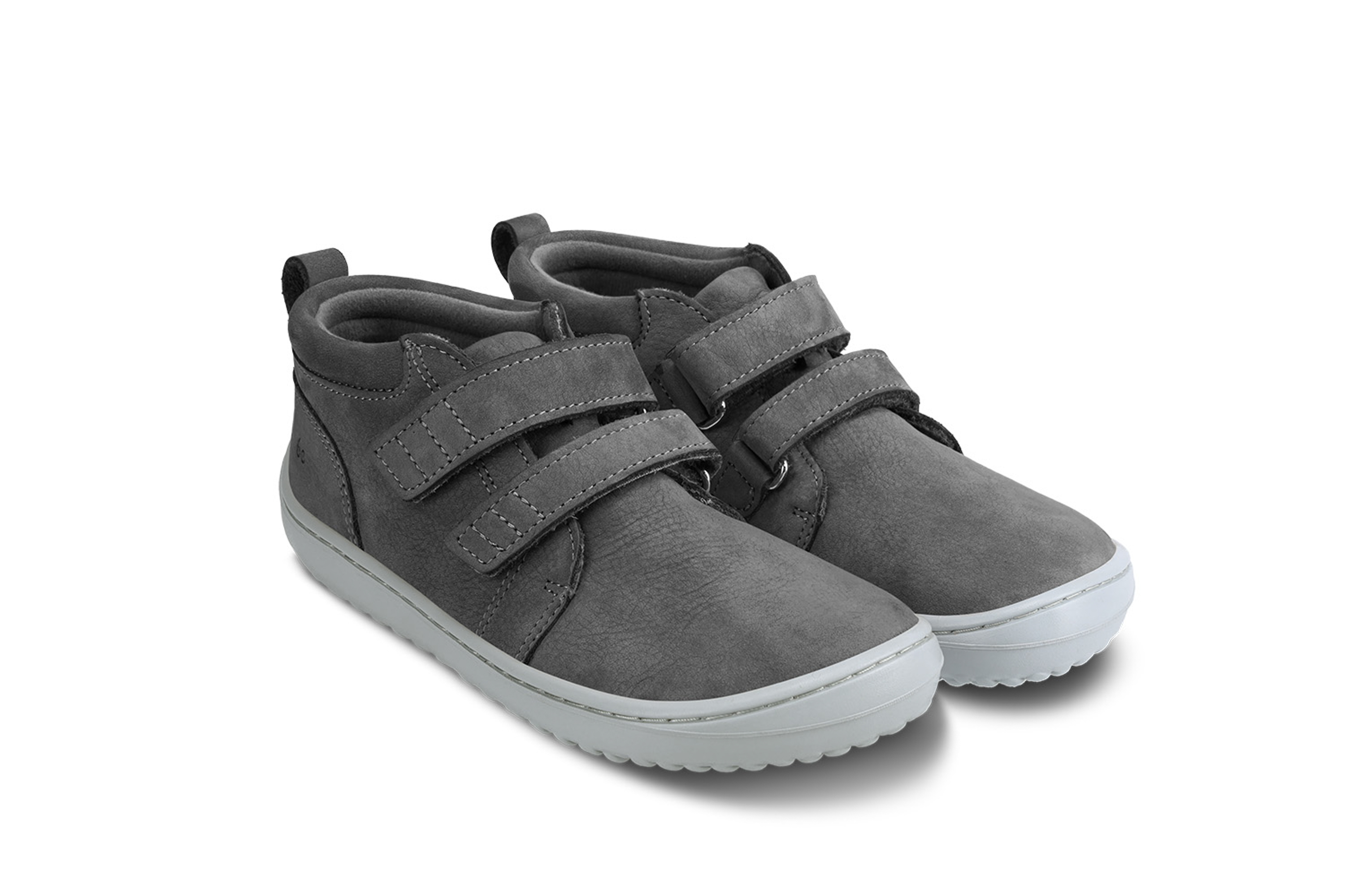 Barefoot scarpe bambini Be Lenka Play - Dark Grey.
  scarpe barefoot riproducono perfettamente la sensazione di camminare a piedi nudi come vorrebbe la natura  Suola ricucita per una maggior durata  La suola KidsComfort grazie al suo grip garantisce una perfetta stabilità  Tallone in pelle per un maggior comfort e resistenza  Fodera in tessuto piacevole al tatto  Nuova soletta rimovibile in cotone e PU riciclato  Logo di stile Be Lenka stampato
I vantaggi della scarpa Barefoot:
   Suola ultra flessibile   Zero drop (il tallone e la punta sono alla stessa altezza per una corretta postura)   Punta maggiorata per dita più rilassate   Scarpa leggera
Tipo: calzatura da città