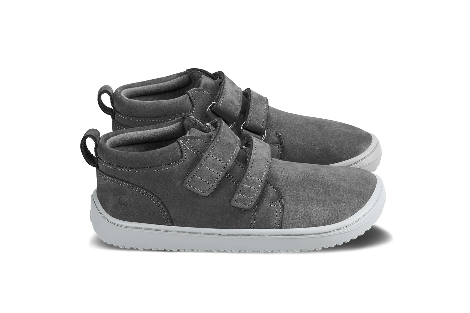 Barefoot scarpe bambini Be Lenka Play - Dark Grey.
  scarpe barefoot riproducono perfettamente la sensazione di camminare a piedi nudi come vorrebbe la natura  Suola ricucita per una maggior durata  La suola KidsComfort grazie al suo grip garantisce una perfetta stabilità  Tallone in pelle per un maggior comfort e resistenza  Fodera in tessuto piacevole al tatto  Nuova soletta rimovibile in cotone e PU riciclato  Logo di stile Be Lenka stampato
I vantaggi della scarpa Barefoot:
   Suola ultra flessibile   Zero drop (il tallone e la punta sono alla stessa altezza per una corretta postura)   Punta maggiorata per dita più rilassate   Scarpa leggera
Tipo: calzatura da città