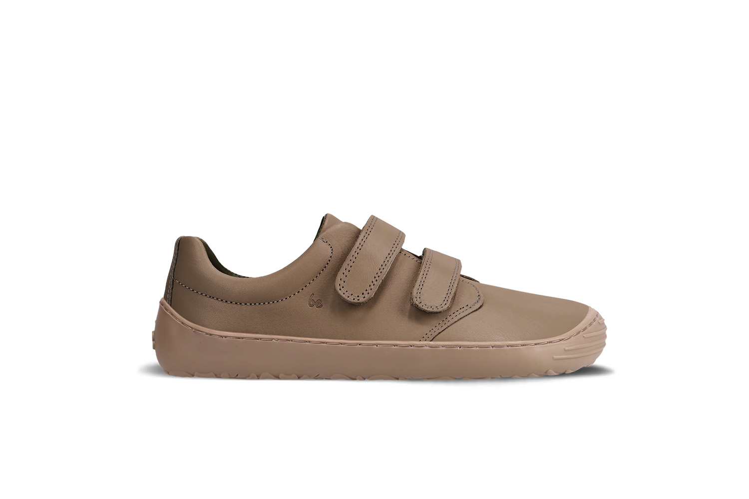 Barefoot scarpe bambini Be Lenka Bounce - All Brown.
  le scarpe barefoot riproducono perfettamente la sensazione di camminare a piedi nudi come vorrebbe la natura  suola ricucita per una maggiore durata  scarpe universali adatte anche alle occasioni speciali  suola KidsUltraGrip, per i modelli da bambino, con ottima aderenza e un design allegro  calzata pratica grazie al velcro  scarpe leggere in pelle nappa di qualità  logo di stile stampato “Be” sulla linguetta e sul velcro  soletta rimovibile che drena benissimo l’umidità
I vantaggi della scarpa Barefoot:
  Suola ultra flessibile  Zero drop: il tallone e la punta sono alla stessa altezza per una corretta postura  Punta maggiorata per dita più rilassate  Scarpa leggera
Tipo: calzatura da città