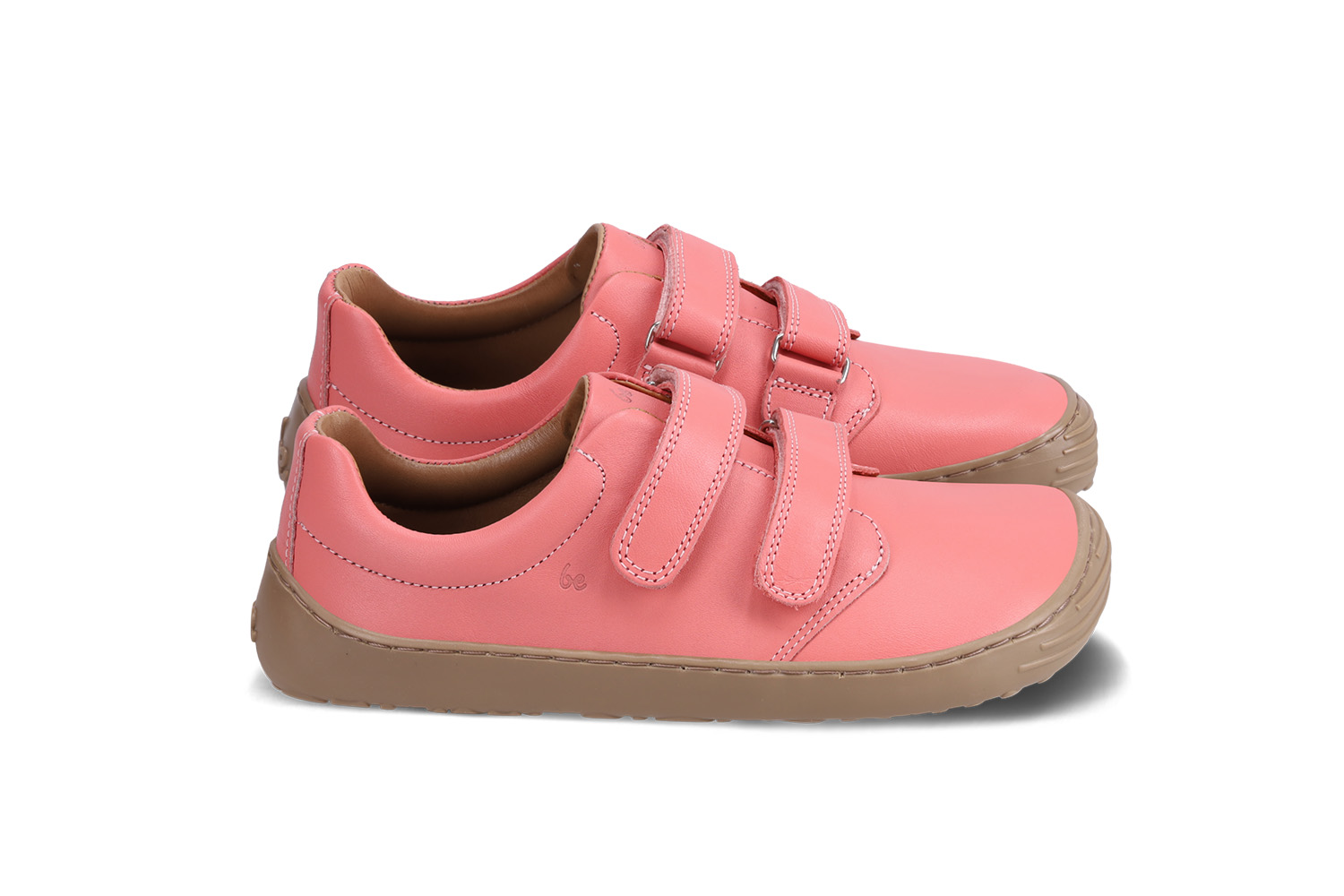 Barefoot scarpe bambini Be Lenka Bounce - Coral Pink.
  le scarpe barefoot riproducono perfettamente la sensazione di camminare a piedi nudi come vorrebbe la natura  suola ricucita per una maggiore durata  scarpe universali adatte anche alle occasioni speciali  suola KidsUltraGrip, per i modelli da bambino, con ottima aderenza e un design allegro  calzata pratica grazie al velcro  scarpe leggere in pelle nappa di qualità  logo di stile stampato “Be” sulla linguetta e sul velcro  soletta rimovibile che drena benissimo l’umidità
I vantaggi della scarpa Barefoot:
  Suola ultra flessibile  Zero drop: il tallone e la punta sono alla stessa altezza per una corretta postura  Punta maggiorata per dita più rilassate  Scarpa leggera
Tipo: calzatura da città