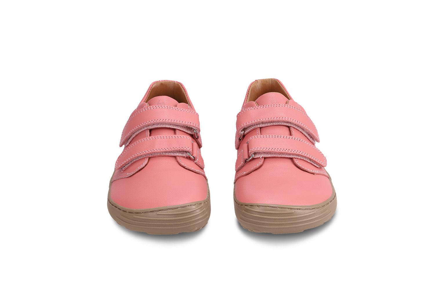 Barefoot scarpe bambini Be Lenka Bounce - Coral Pink.
  le scarpe barefoot riproducono perfettamente la sensazione di camminare a piedi nudi come vorrebbe la natura  suola ricucita per una maggiore durata  scarpe universali adatte anche alle occasioni speciali  suola KidsUltraGrip, per i modelli da bambino, con ottima aderenza e un design allegro  calzata pratica grazie al velcro  scarpe leggere in pelle nappa di qualità  logo di stile stampato “Be” sulla linguetta e sul velcro  soletta rimovibile che drena benissimo l’umidità
I vantaggi della scarpa Barefoot:
  Suola ultra flessibile  Zero drop: il tallone e la punta sono alla stessa altezza per una corretta postura  Punta maggiorata per dita più rilassate  Scarpa leggera
Tipo: calzatura da città