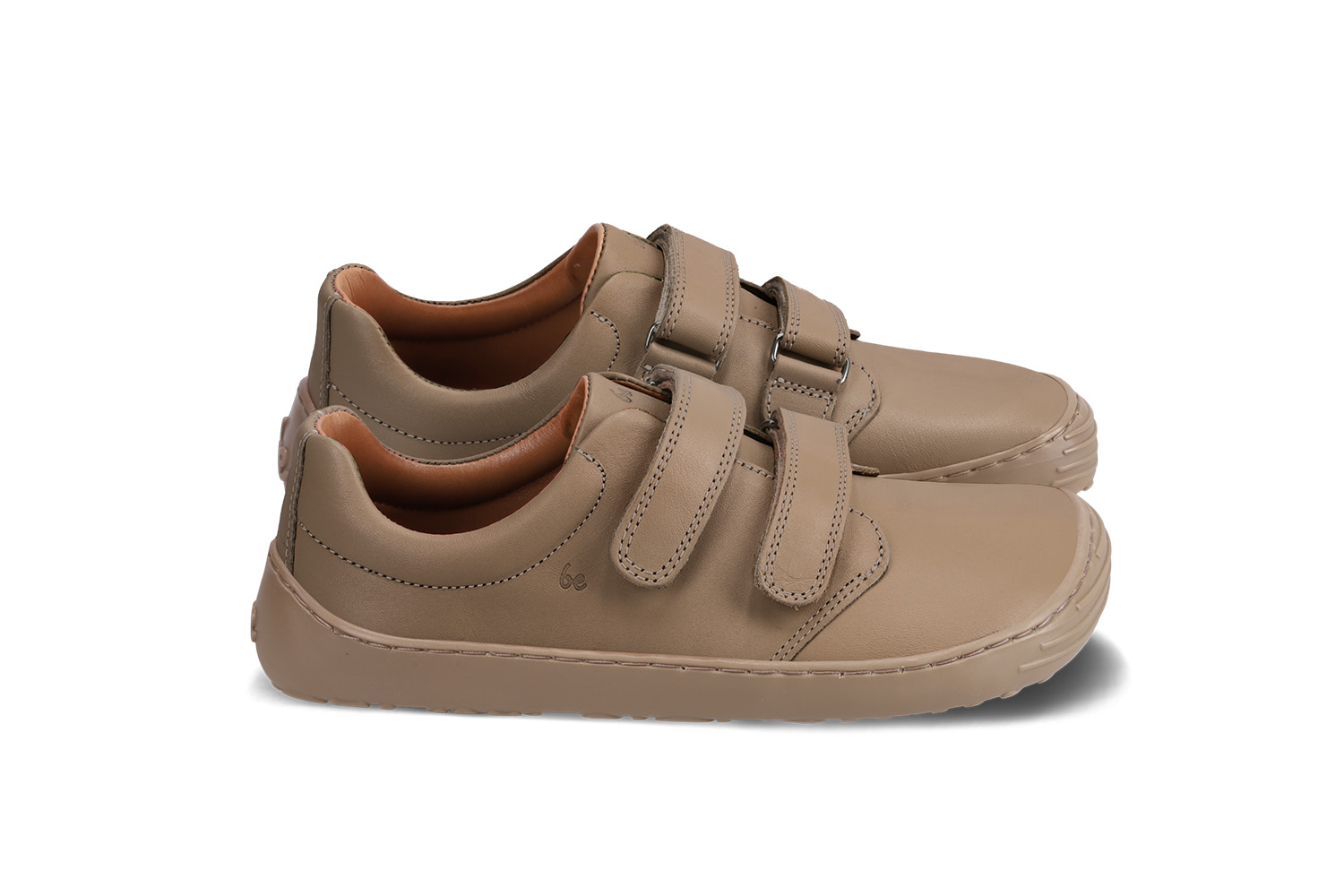 Barefoot scarpe bambini Be Lenka Bounce - All Brown.
  le scarpe barefoot riproducono perfettamente la sensazione di camminare a piedi nudi come vorrebbe la natura  suola ricucita per una maggiore durata  scarpe universali adatte anche alle occasioni speciali  suola KidsUltraGrip, per i modelli da bambino, con ottima aderenza e un design allegro  calzata pratica grazie al velcro  scarpe leggere in pelle nappa di qualità  logo di stile stampato “Be” sulla linguetta e sul velcro  soletta rimovibile che drena benissimo l’umidità
I vantaggi della scarpa Barefoot:
  Suola ultra flessibile  Zero drop: il tallone e la punta sono alla stessa altezza per una corretta postura  Punta maggiorata per dita più rilassate  Scarpa leggera
Tipo: calzatura da città