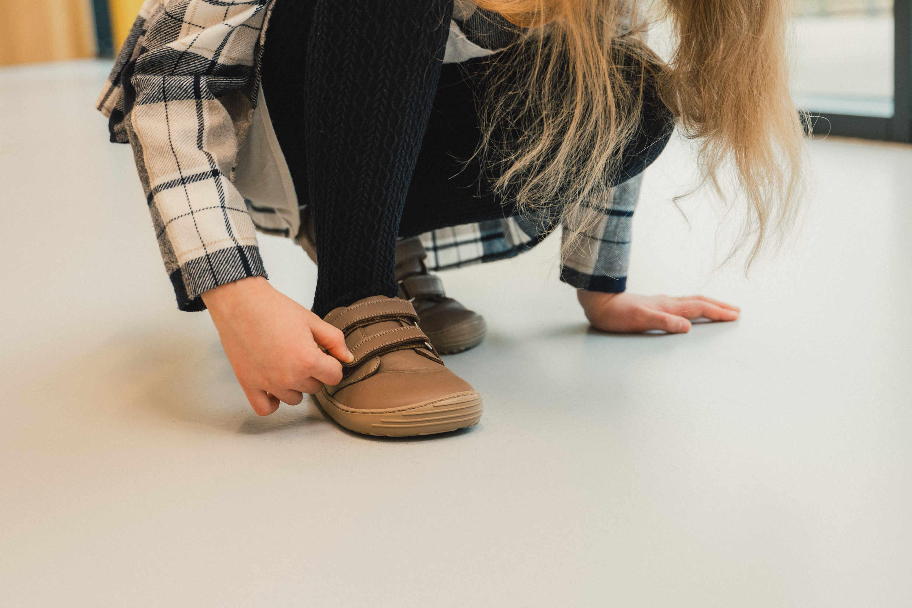 Barefoot scarpe bambini Be Lenka Bounce - All Brown.
  le scarpe barefoot riproducono perfettamente la sensazione di camminare a piedi nudi come vorrebbe la natura  suola ricucita per una maggiore durata  scarpe universali adatte anche alle occasioni speciali  suola KidsUltraGrip, per i modelli da bambino, con ottima aderenza e un design allegro  calzata pratica grazie al velcro  scarpe leggere in pelle nappa di qualità  logo di stile stampato “Be” sulla linguetta e sul velcro  soletta rimovibile che drena benissimo l’umidità
I vantaggi della scarpa Barefoot:
  Suola ultra flessibile  Zero drop: il tallone e la punta sono alla stessa altezza per una corretta postura  Punta maggiorata per dita più rilassate  Scarpa leggera
Tipo: calzatura da città