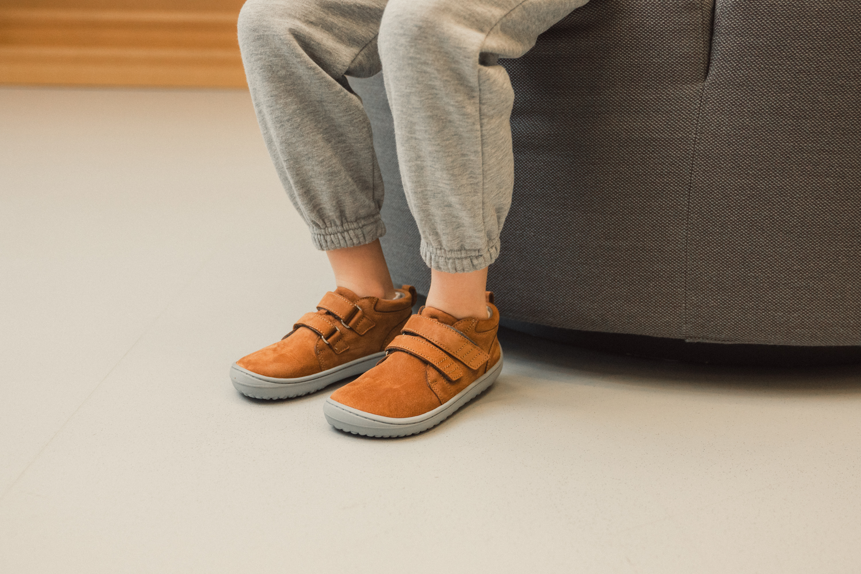 Barefoot scarpe bambini Be Lenka Play - Cognac.
  scarpe barefoot riproducono perfettamente la sensazione di camminare a piedi nudi come vorrebbe la natura  Suola ricucita per una maggior durata  La suola KidsComfort grazie al suo grip garantisce una perfetta stabilità  Tallone in pelle per un maggior comfort e resistenza  Fodera in tessuto piacevole al tatto  Nuova soletta rimovibile in cotone e PU riciclato  Logo di stile Be Lenka stampato
I vantaggi della scarpa Barefoot:
   Suola ultra flessibile   Zero drop (il tallone e la punta sono alla stessa altezza per una corretta postura)   Punta maggiorata per dita più rilassate   Scarpa leggera
Tipo: calzatura da città