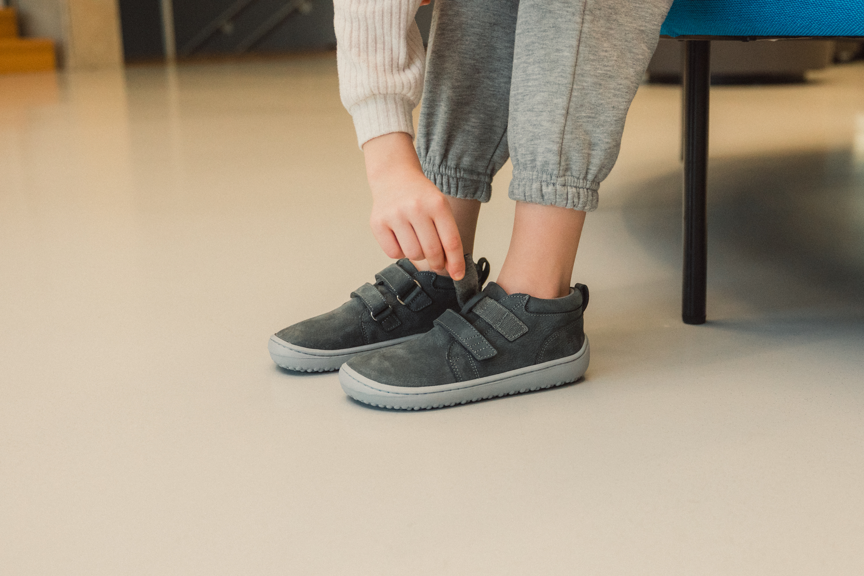 Barefoot scarpe bambini Be Lenka Play - Dark Grey.
  scarpe barefoot riproducono perfettamente la sensazione di camminare a piedi nudi come vorrebbe la natura  Suola ricucita per una maggior durata  La suola KidsComfort grazie al suo grip garantisce una perfetta stabilità  Tallone in pelle per un maggior comfort e resistenza  Fodera in tessuto piacevole al tatto  Nuova soletta rimovibile in cotone e PU riciclato  Logo di stile Be Lenka stampato
I vantaggi della scarpa Barefoot:
   Suola ultra flessibile   Zero drop (il tallone e la punta sono alla stessa altezza per una corretta postura)   Punta maggiorata per dita più rilassate   Scarpa leggera
Tipo: calzatura da città