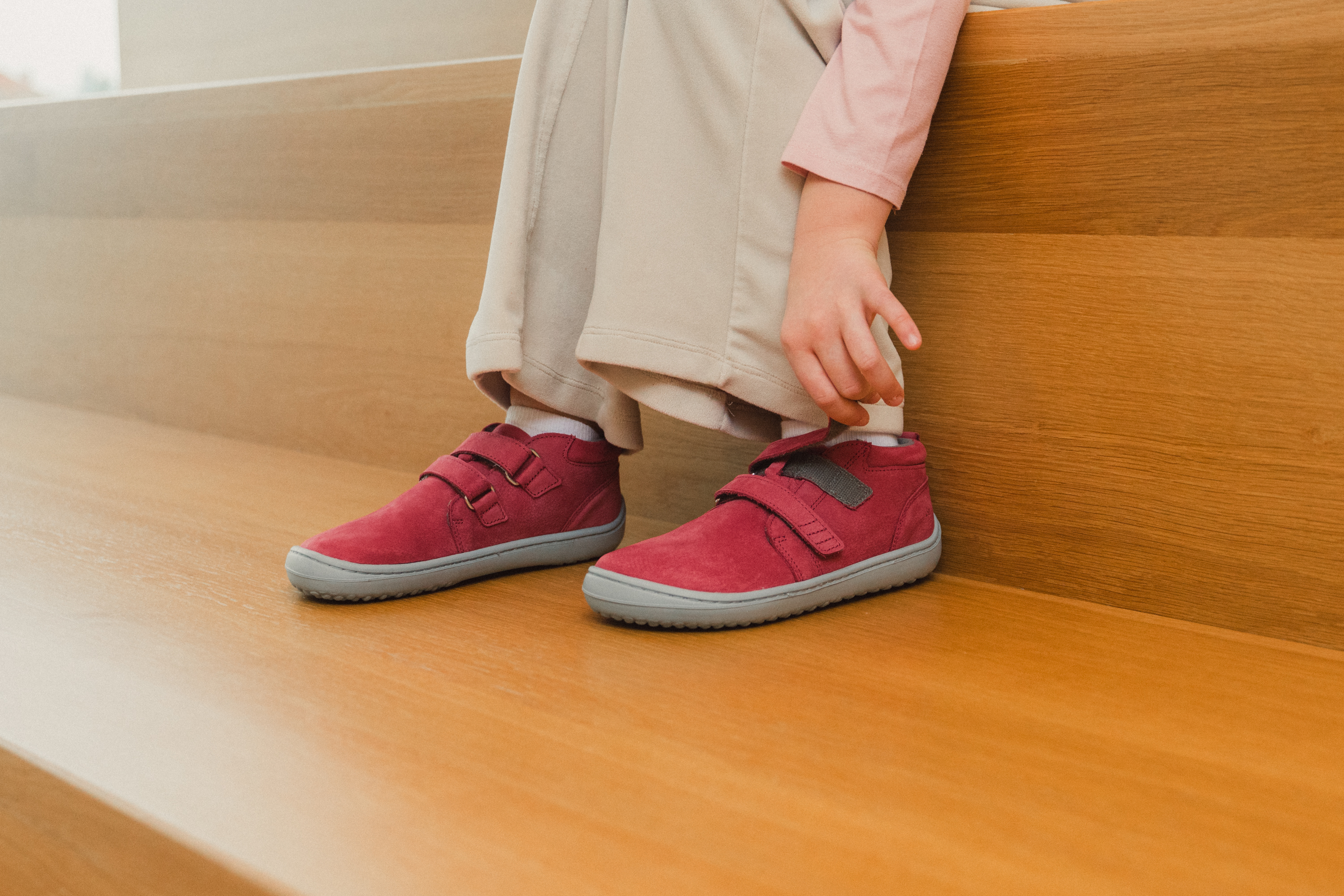 Barefoot scarpe bambini Be Lenka Play - Raspberry Pink.
  scarpe barefoot riproducono perfettamente la sensazione di camminare a piedi nudi come vorrebbe la natura  Suola ricucita per una maggior durata  La suola KidsComfort grazie al suo grip garantisce una perfetta stabilità  Tallone in pelle per un maggior comfort e resistenza  Fodera in tessuto piacevole al tatto  Nuova soletta rimovibile in cotone e PU riciclato  Logo di stile Be Lenka stampato
I vantaggi della scarpa Barefoot:
   Suola ultra flessibile   Zero drop (il tallone e la punta sono alla stessa altezza per una corretta postura)   Punta maggiorata per dita più rilassate   Scarpa leggera
Tipo: calzatura da città