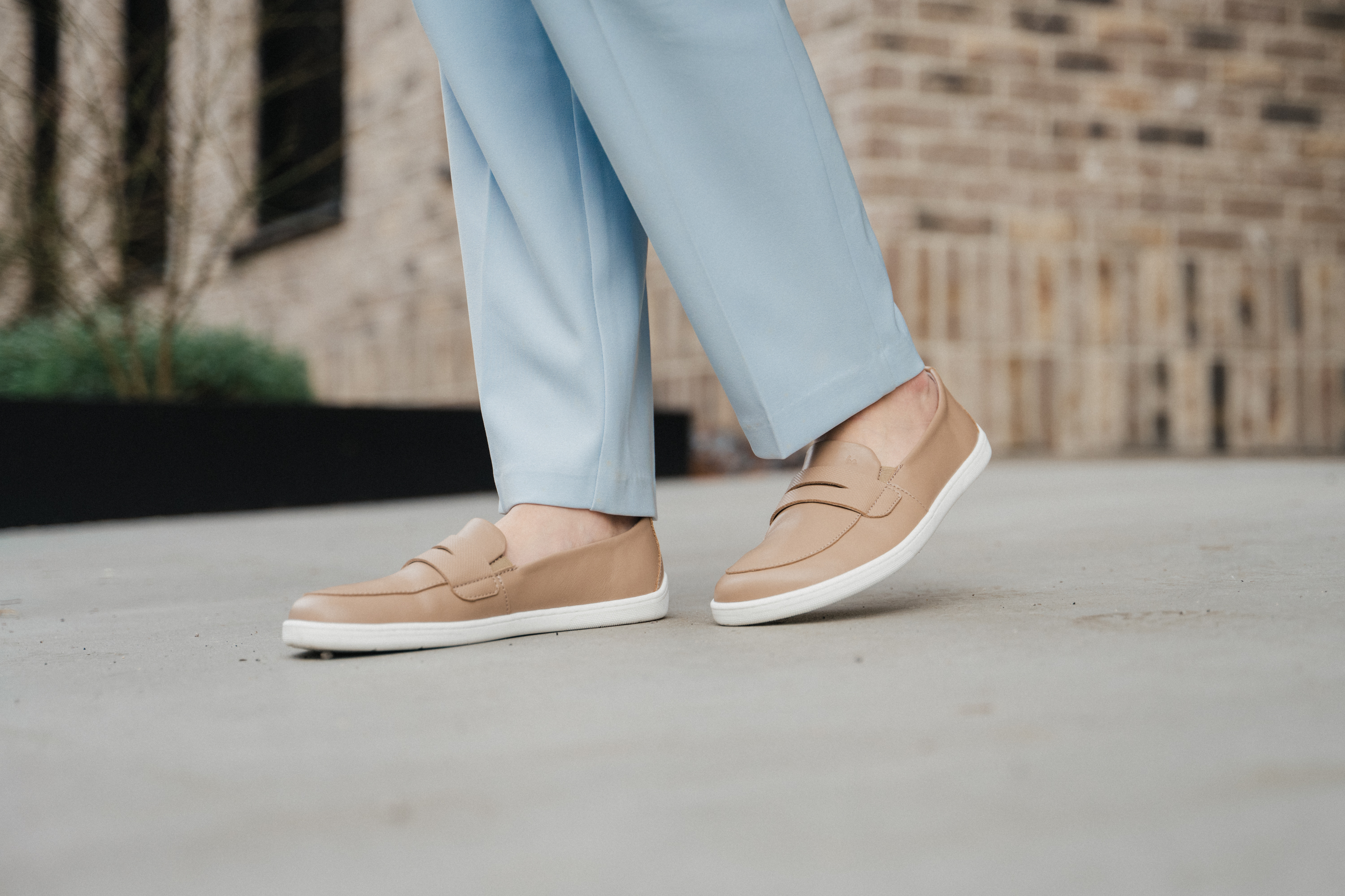 Barefoot Mocassini Be Lenka Buena - Latte Brown.
  design barefoot minimalista  calzata facile senza lacci, con l’elastico sulla linguetta  abbinabile facilmente con vari tipi di abbigliamento – elegante, sportivo o casual  suola ricucita EverydayComfort per una maggiore durata  confortevoli durante tutto il giorno  logo Be Lenka stampato leggermente sulla linguetta della scarpa
I vantaggi della scarpa Barefoot:
  Suola ultra flessibile  Zero drop: il tallone e la punta sono alla stessa altezza per una corretta postura  Punta maggiorata per dita più rilassate  Scarpa leggera
Tipo: calzatura da città