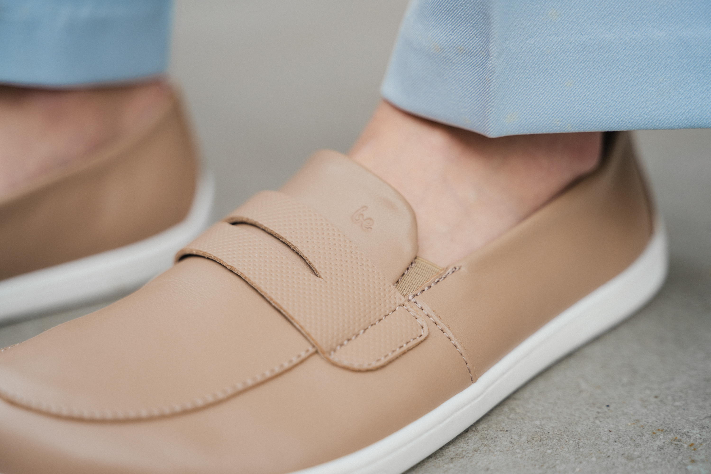 Barefoot Mocassini Be Lenka Buena - Latte Brown.
  design barefoot minimalista  calzata facile senza lacci, con l’elastico sulla linguetta  abbinabile facilmente con vari tipi di abbigliamento – elegante, sportivo o casual  suola ricucita EverydayComfort per una maggiore durata  confortevoli durante tutto il giorno  logo Be Lenka stampato leggermente sulla linguetta della scarpa
I vantaggi della scarpa Barefoot:
  Suola ultra flessibile  Zero drop: il tallone e la punta sono alla stessa altezza per una corretta postura  Punta maggiorata per dita più rilassate  Scarpa leggera
Tipo: calzatura da città