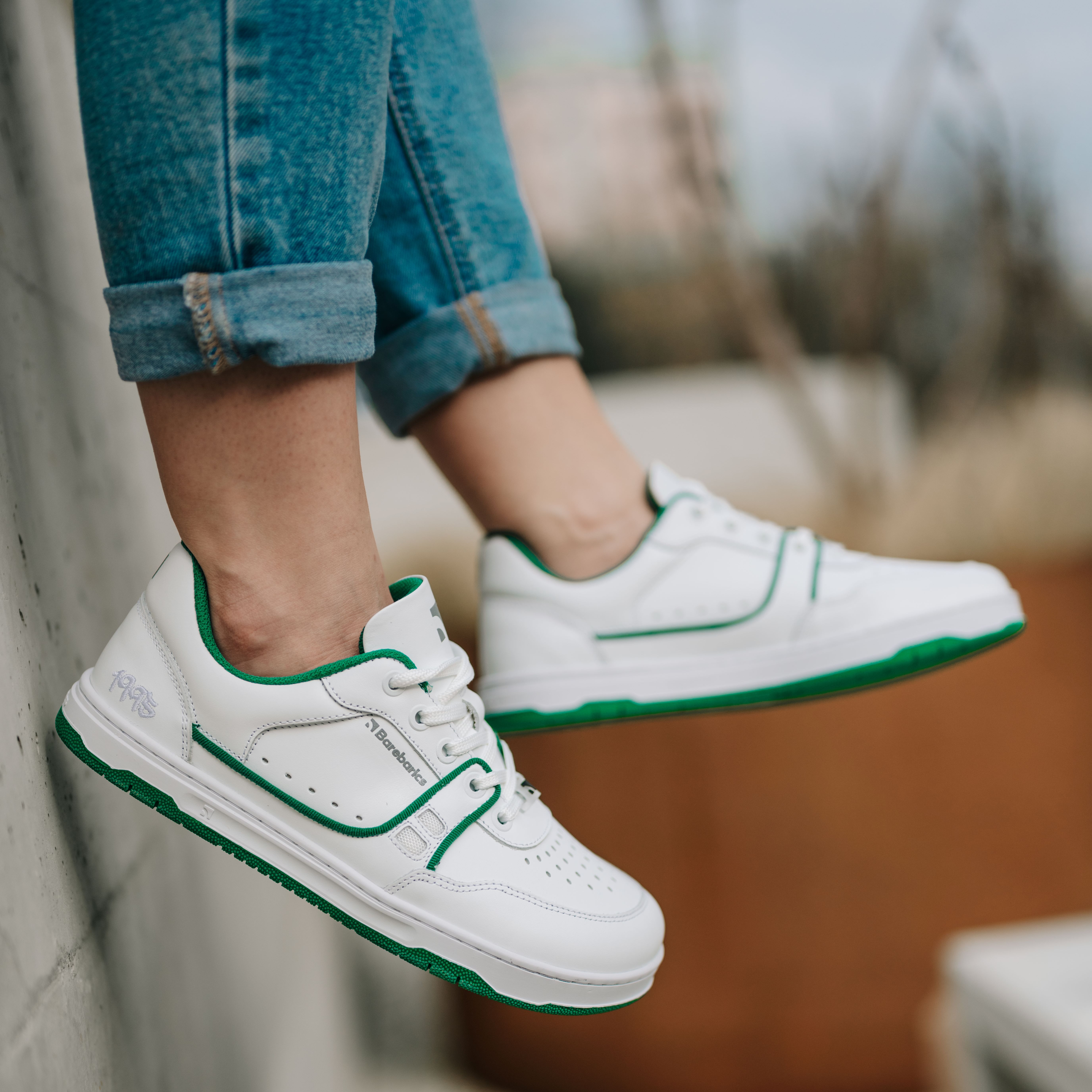 Barefoot Sneakers Barebarics Arise - White & Green.
La tomaia è di pelle nappa liscia di prima scelta.
Attributi Barefoot
Forma anatomica – le sneakers rispettano la forma dei piedi.
Più informazioni:
calzatura da cittàdesign urbano modernoprogettate e prodotte a mano in UE da materiali locali e sostenibiliottima resistenza e costanza dei colori dei materialidisponibili nelle taglie: 36-47 (secondo le misure europee)