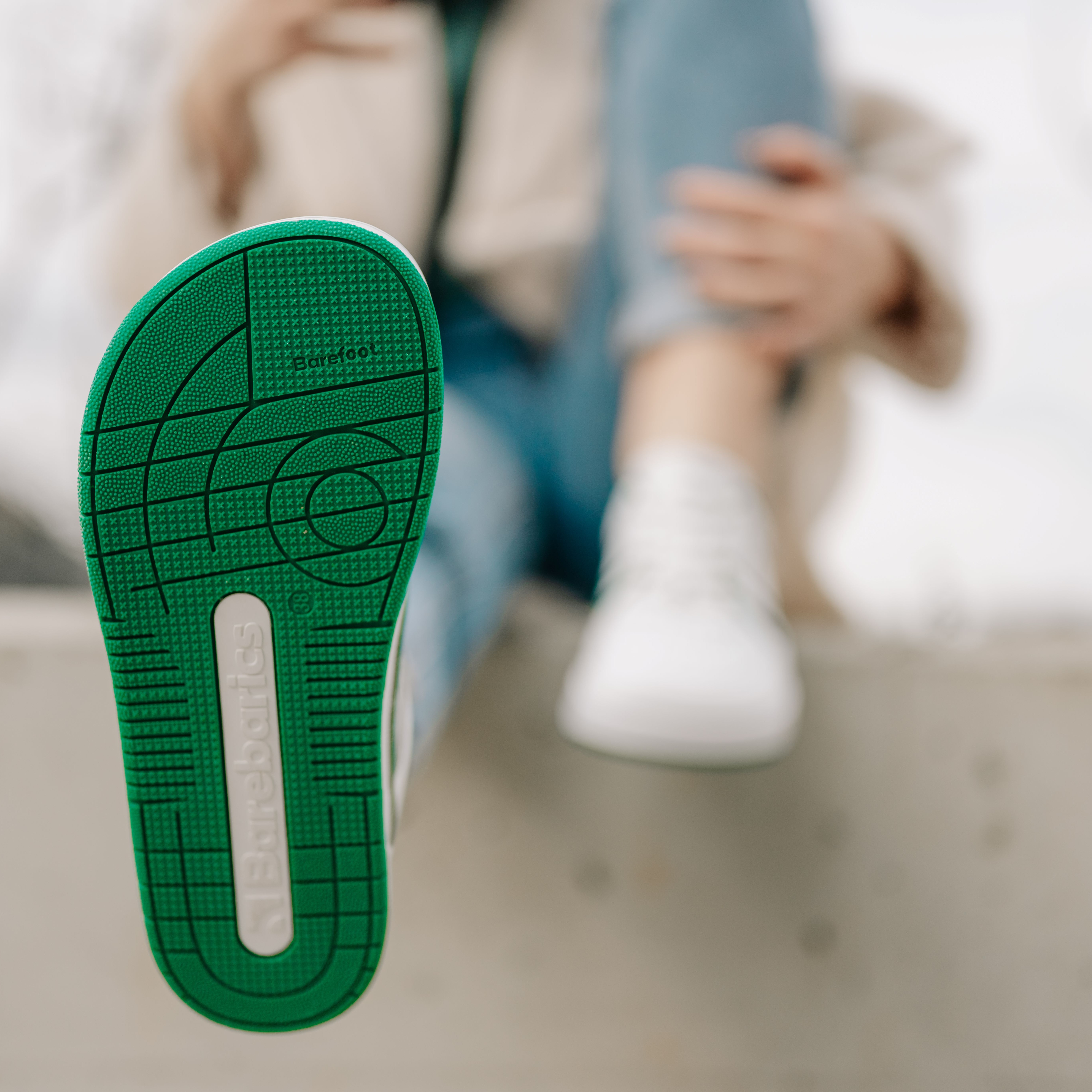 Barefoot Sneakers Barebarics Arise - White & Green.
La tomaia è di pelle nappa liscia di prima scelta.
Attributi Barefoot
Forma anatomica – le sneakers rispettano la forma dei piedi.
Più informazioni:
calzatura da cittàdesign urbano modernoprogettate e prodotte a mano in UE da materiali locali e sostenibiliottima resistenza e costanza dei colori dei materialidisponibili nelle taglie: 36-47 (secondo le misure europee)