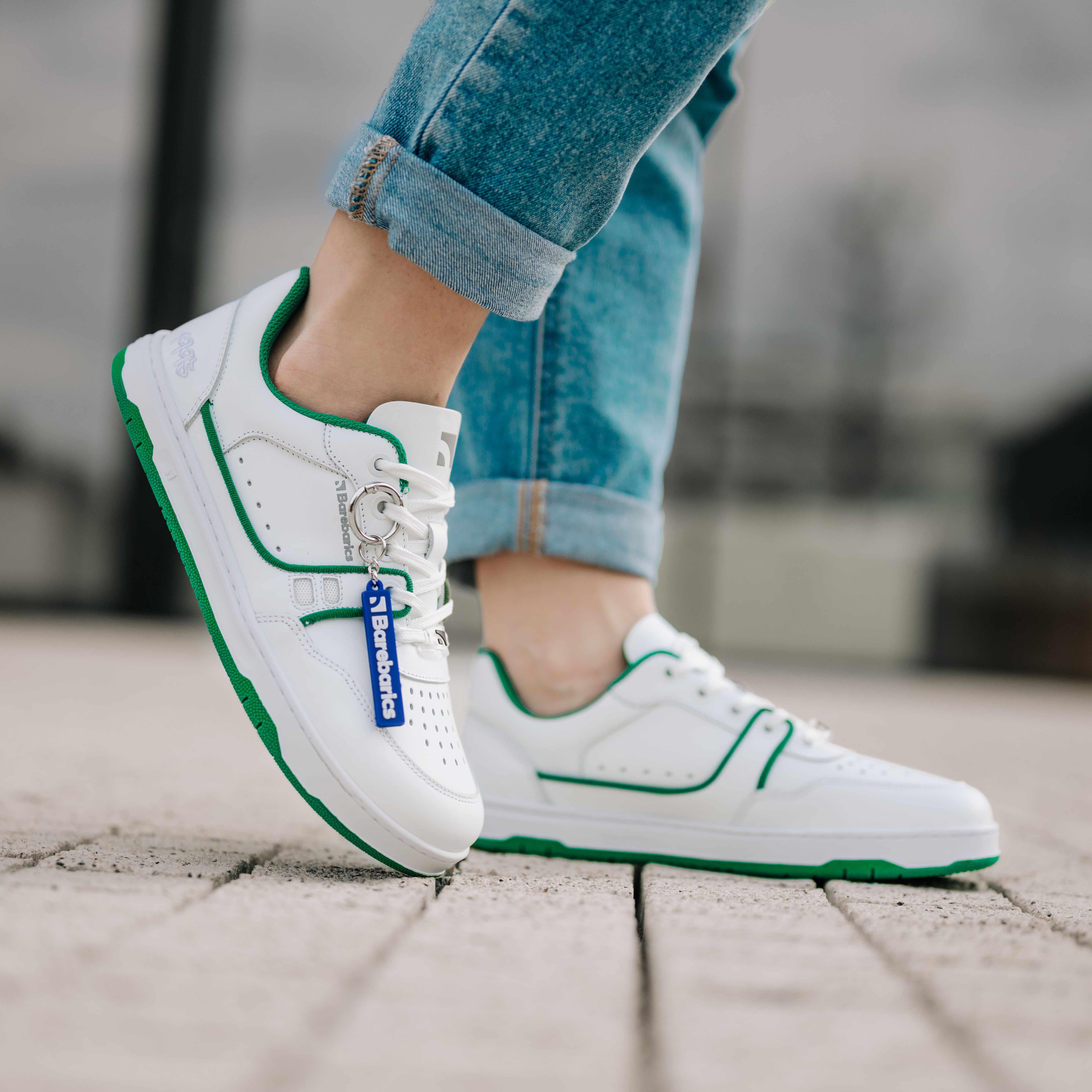 Barefoot Sneakers Barebarics Arise - White & Green.
La tomaia è di pelle nappa liscia di prima scelta.
Attributi Barefoot
Forma anatomica – le sneakers rispettano la forma dei piedi.
Più informazioni:
calzatura da cittàdesign urbano modernoprogettate e prodotte a mano in UE da materiali locali e sostenibiliottima resistenza e costanza dei colori dei materialidisponibili nelle taglie: 36-47 (secondo le misure europee)