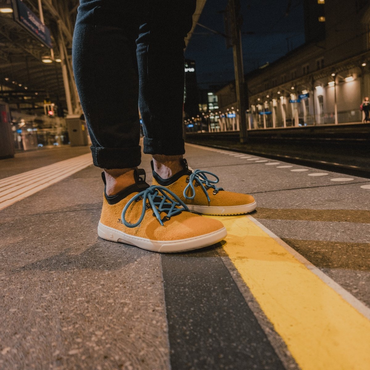 Barefoot Sneakers Barebarics Bronx - Mustard.
Le sneaker Barebarics sono prodotte utilizzando processi che riducono al minimo l'impatto sull'ambiente.
  La tomaia è composta da pelle e tessuto  La fodera è prodotta in lycra e microfibra  La suola è prodotta in gomma morbida sintetica ed è molto resistente all’usura.




Attributi barefoot
    Forma anatomica – la scarpa sportiva ricalca la forma del piede.

Più informazioni
calzatura da cittàdesign urbano modernoprogettato e realizzato a mano con materiali locali e sostenibili nell’Unione Europeaottima resistenza e consistenza del coloredisponibile nella taglia 36-47 (secondo le misure UE)