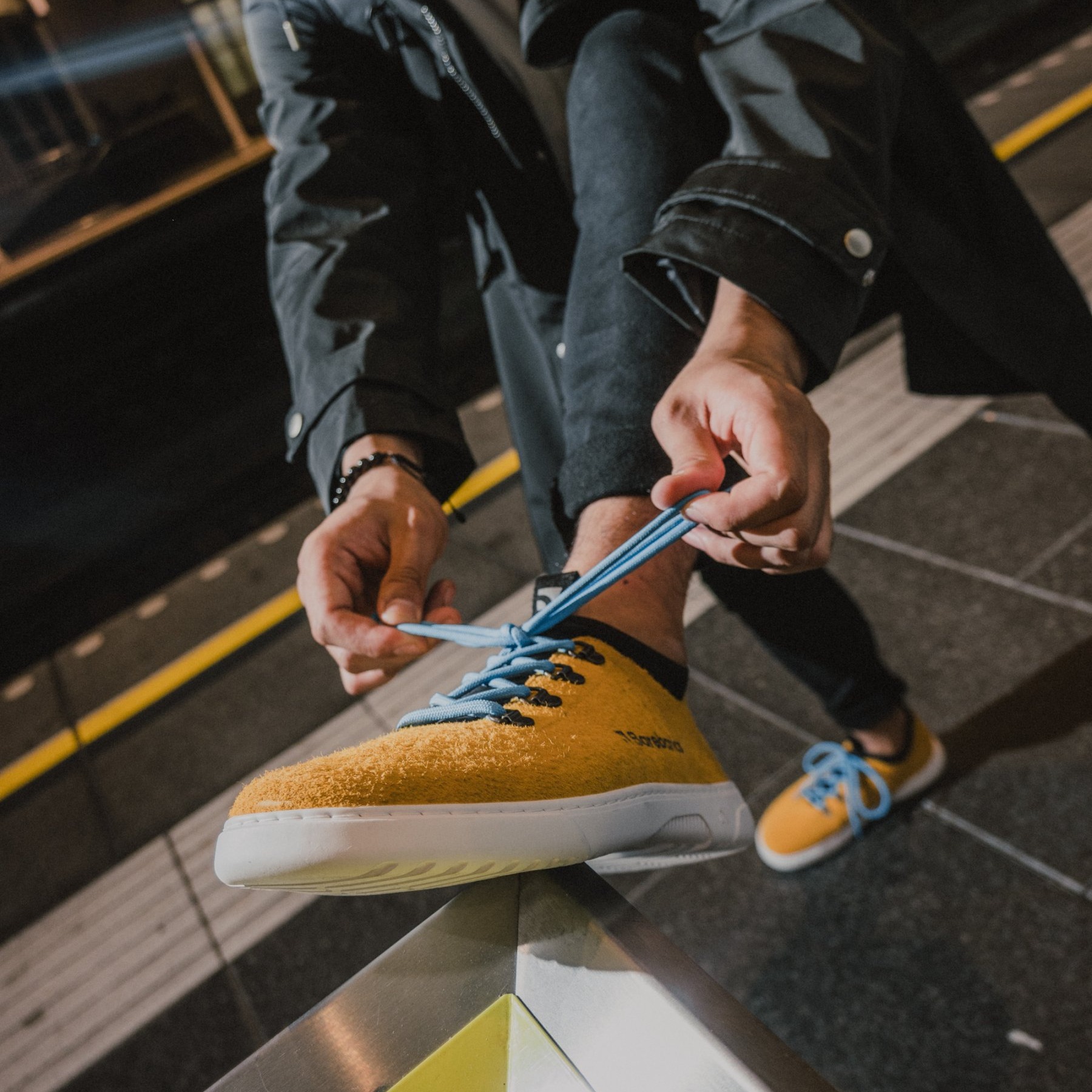 Barefoot Sneakers Barebarics Bronx - Mustard.
Le sneaker Barebarics sono prodotte utilizzando processi che riducono al minimo l'impatto sull'ambiente.
  La tomaia è composta da pelle e tessuto  La fodera è prodotta in lycra e microfibra  La suola è prodotta in gomma morbida sintetica ed è molto resistente all’usura.




Attributi barefoot
    Forma anatomica – la scarpa sportiva ricalca la forma del piede.

Più informazioni
calzatura da cittàdesign urbano modernoprogettato e realizzato a mano con materiali locali e sostenibili nell’Unione Europeaottima resistenza e consistenza del coloredisponibile nella taglia 36-47 (secondo le misure UE)