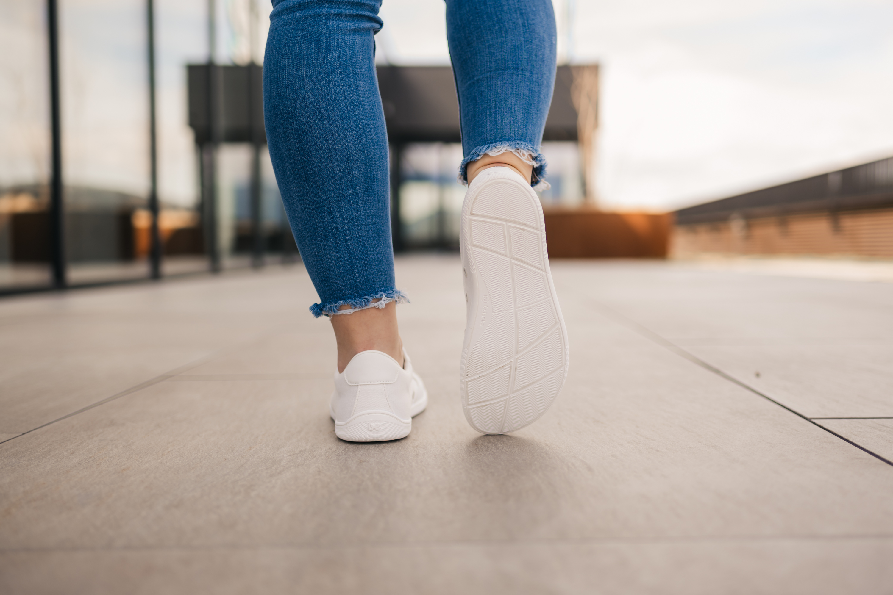 Barefoot scarpe Be Lenka Rebound - All White.





 scarpe estremamente leggere per tutti gli amanti del classico urbano  suola ricucita EverydayComfort Neo per una durata più lunga delle scarpe  logo in tessuto sulla linguetta e sulla tomaia delle sneakers due piccole aperture nella parte interna per l’aerazione

Vantaggi delle scarpe barefoot:
riproducono perfettamente la camminata a piedi nudila forma anatomica fornisce lo spazio sufficiente per le dita lo zero drop della suola mantiene il tallone e la punta alla stessa altezza per una corretta posturala suola, con lo spessore di 5 mm, stimola le terminazioni nervose dei piedii materiali flessibili garantiscono una migliore funzionalità dei muscoli e dei tendini del piedela leggerezza delle scarpe previene la stanchezza delle gambe
Tipo: calzatura da città