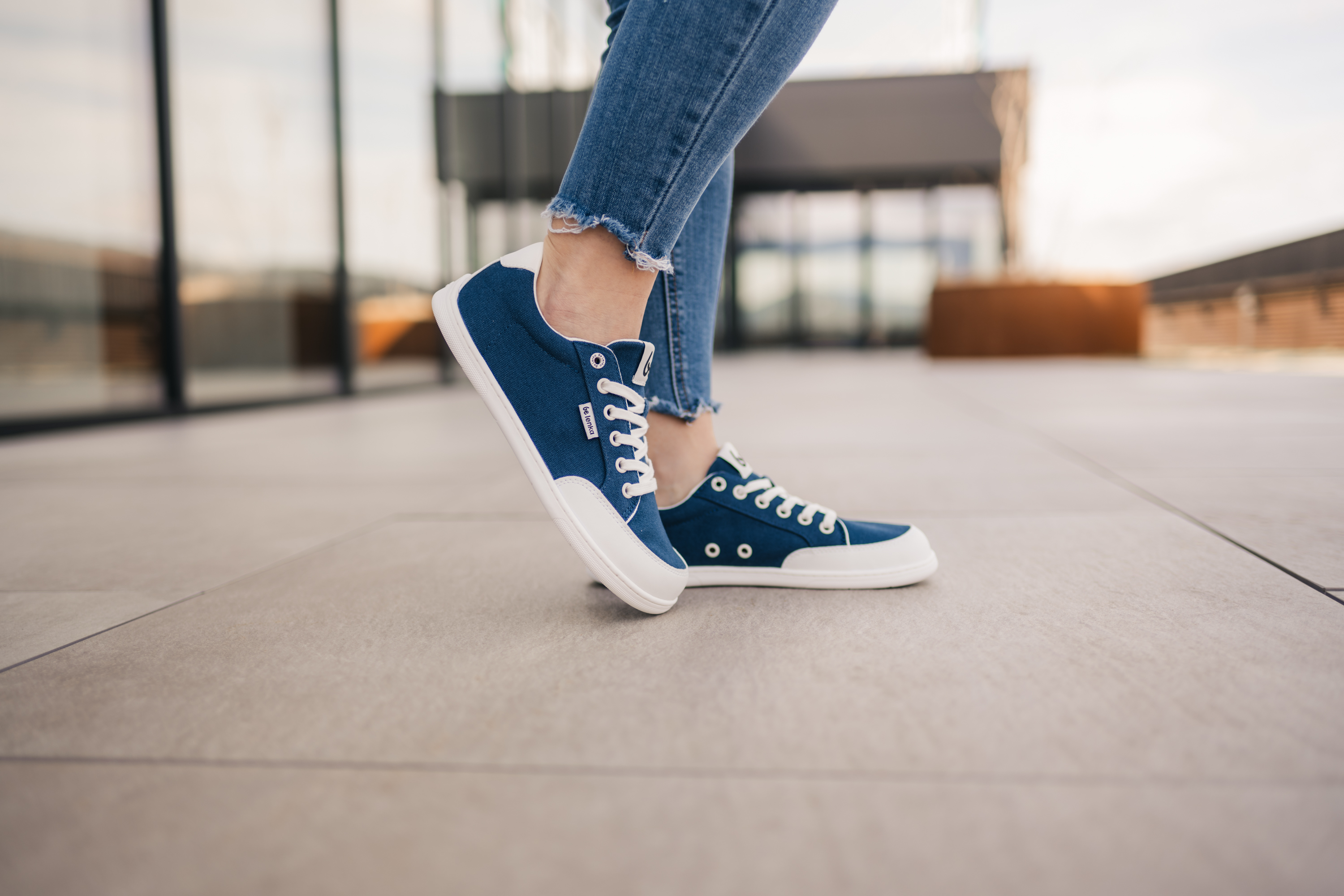 Barefoot scarpe Be Lenka Rebound - Dark Blue & White.





 scarpe estremamente leggere per tutti gli amanti del classico urbano  suola ricucita EverydayComfort Neo per una durata più lunga delle scarpe  logo in tessuto sulla linguetta e sulla tomaia delle sneakers due piccole aperture nella parte interna per l’aerazione

Vantaggi delle scarpe barefoot:
riproducono perfettamente la camminata a piedi nudila forma anatomica fornisce lo spazio sufficiente per le dita lo zero drop della suola mantiene il tallone e la punta alla stessa altezza per una corretta posturala suola, con lo spessore di 5 mm, stimola le terminazioni nervose dei piedii materiali flessibili garantiscono una migliore funzionalità dei muscoli e dei tendini del piedela leggerezza delle scarpe previene la stanchezza delle gambe
Tipo: calzatura da città